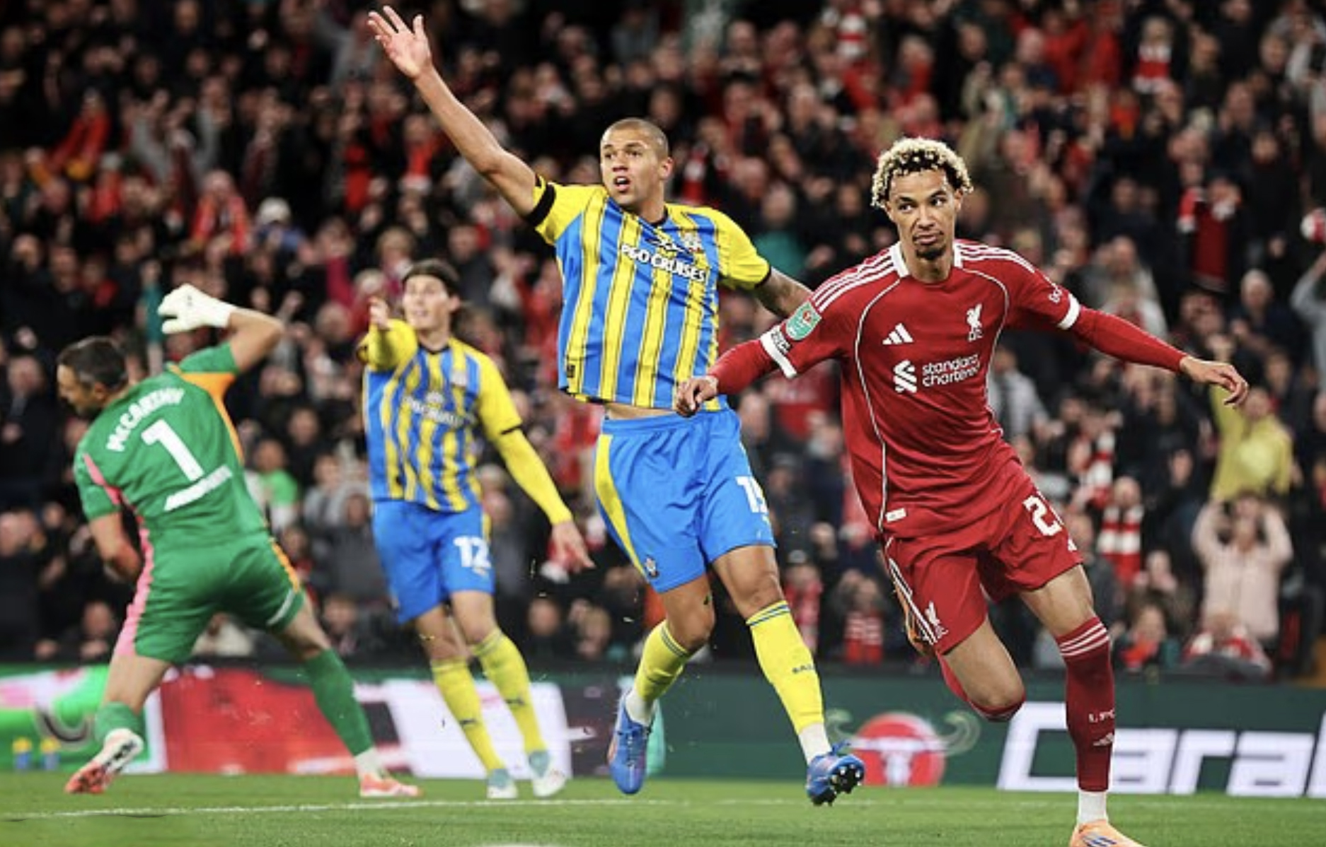 Ekitike l&agrave;m người h&ugrave;ng lẫn tội đồ, Liverpool chật vật vượt v&ograve;ng 3 League Cup- Ảnh 3.