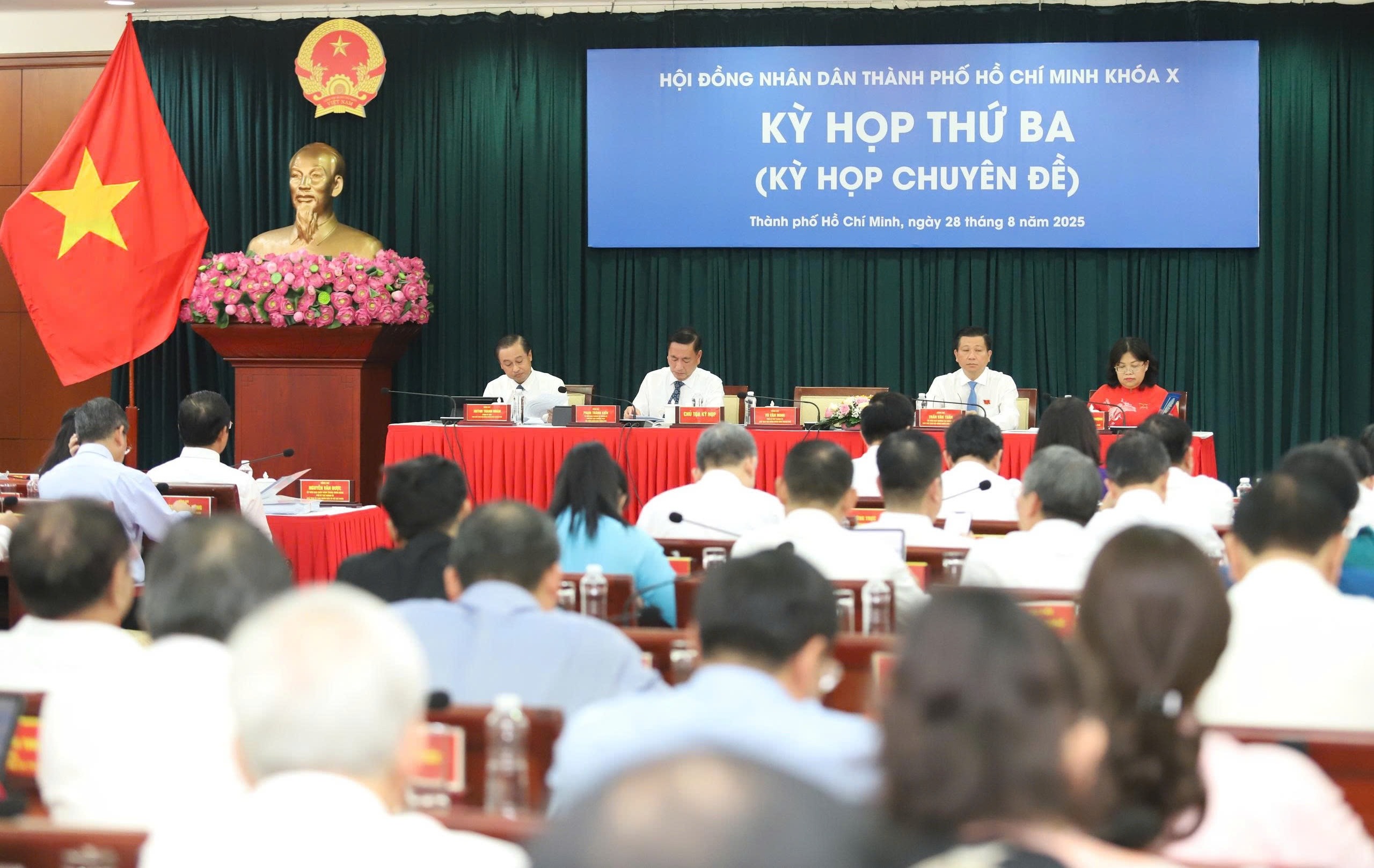 Một kỳ họp của HĐND TP HCM hồi th&aacute;ng 8-2025. Ảnh: Nguyễn Phan - Ảnh 1.