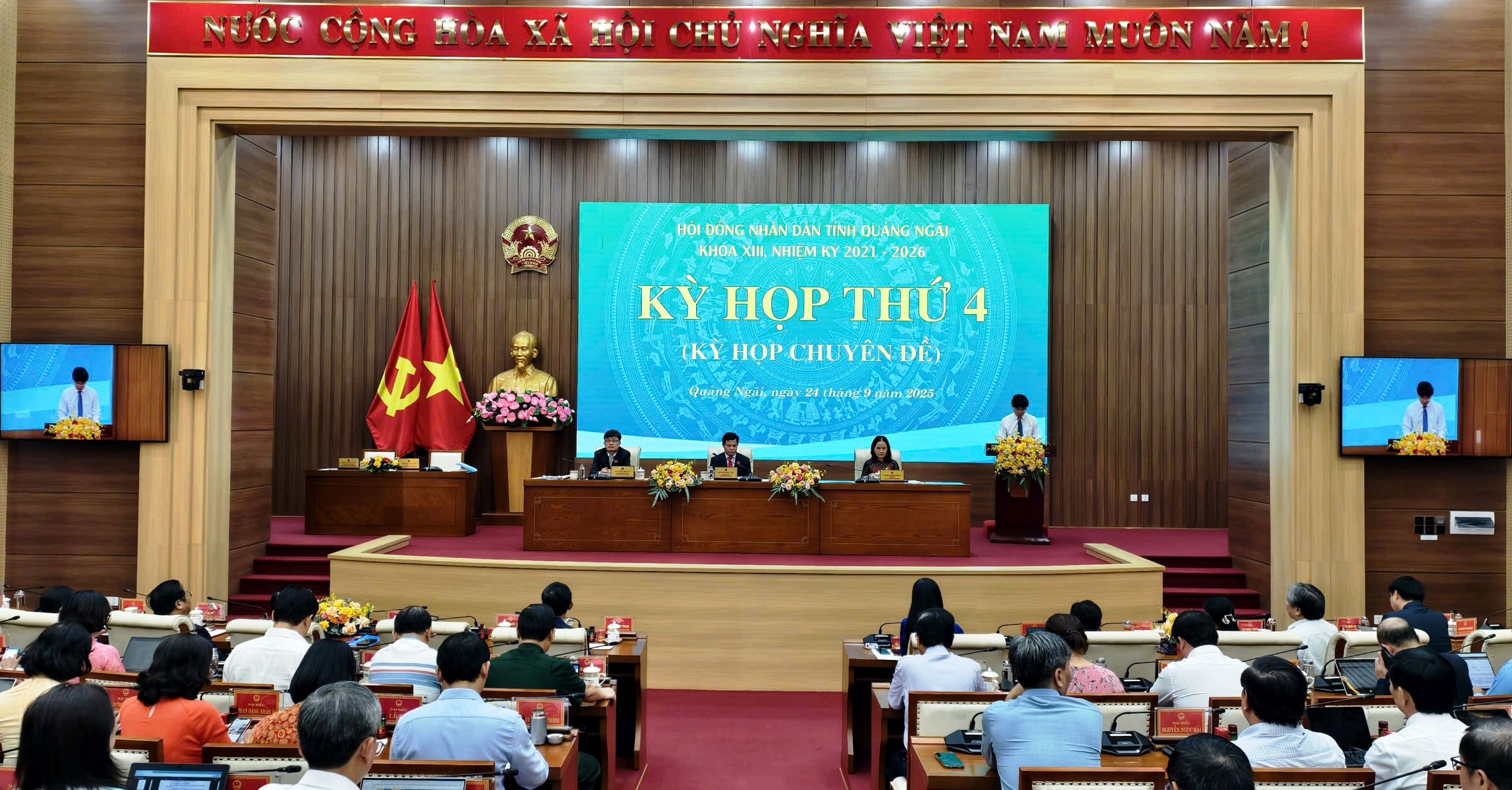 2 b&iacute; thư x&atilde; được bầu giữ chức Ph&oacute; Chủ tịch UBND tỉnh Quảng Ng&atilde;i - Ảnh 2.