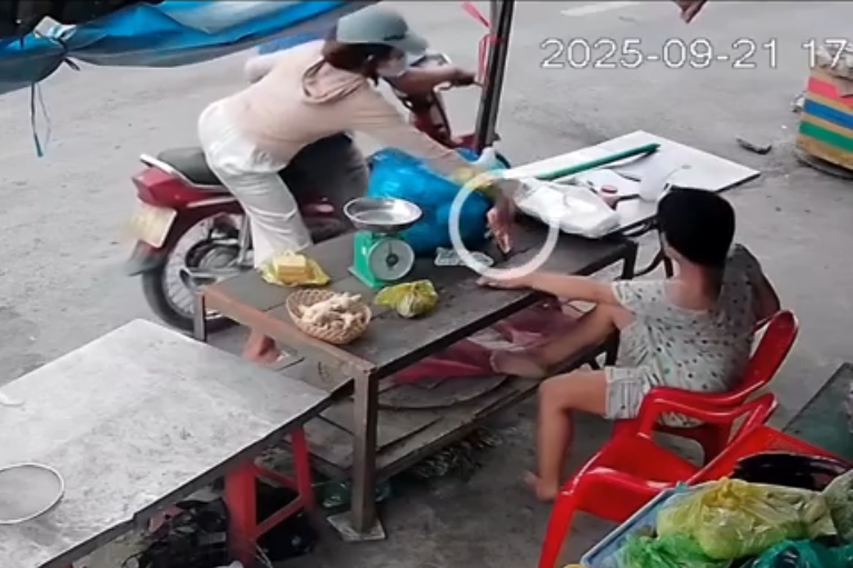Cướp điện thoại của người khuyết tật: Nhanh ch&oacute;ng l&ocirc;i kẻ bất nhẫn ra &aacute;nh s&aacute;ng! - Ảnh 1.