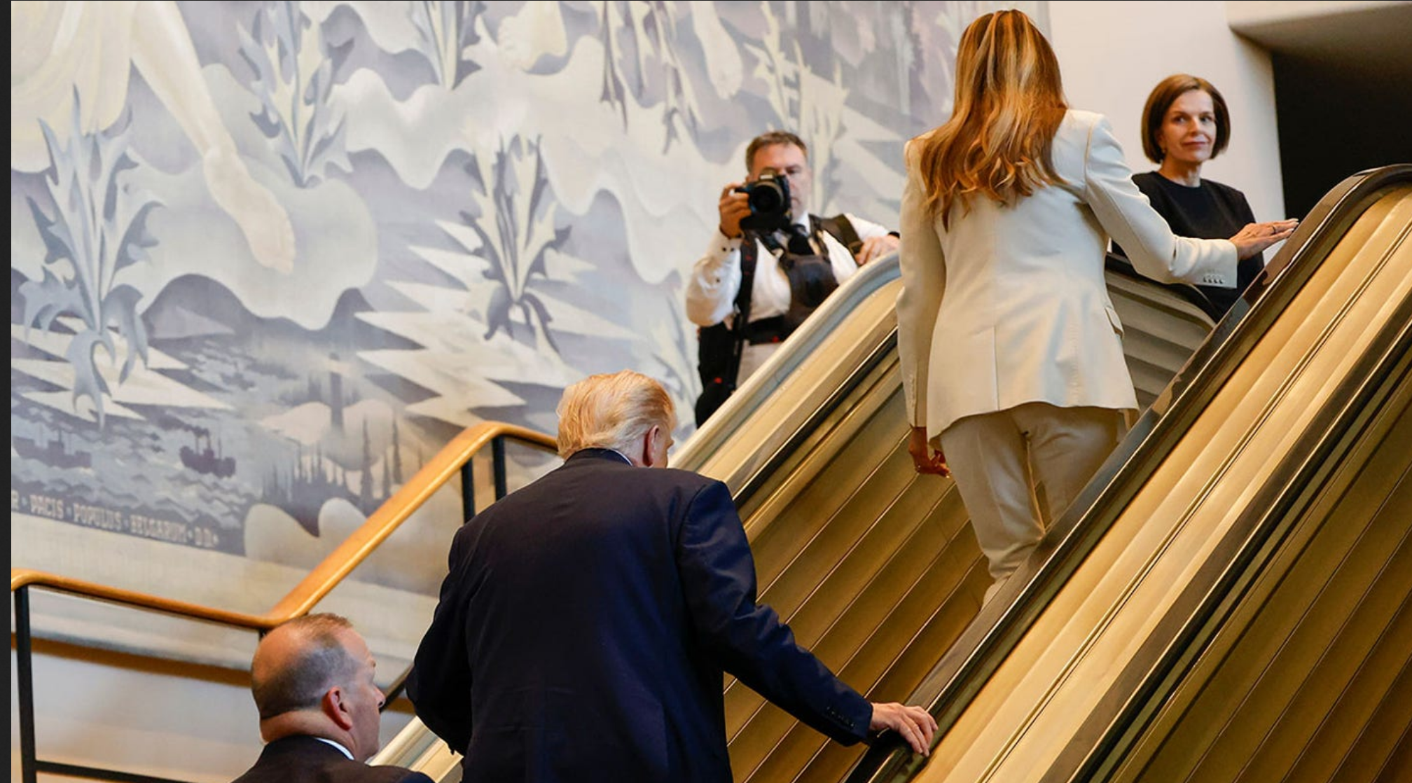 Tổng thống Donald Trump gặp sự cố thang cuốn, m&aacute;y nhắc chữ ở Li&ecirc;n hợp quốc- Ảnh 1.