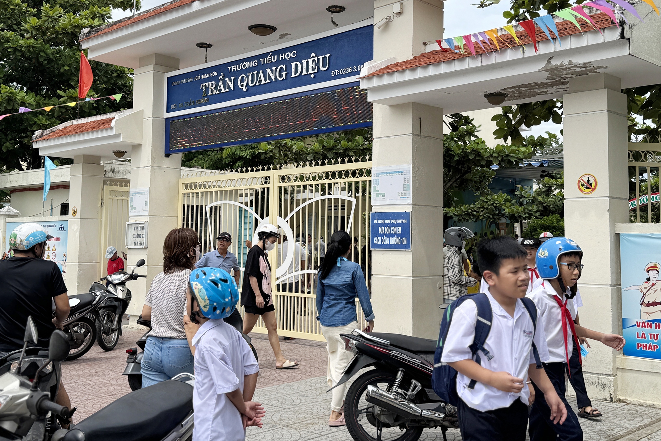Đ&agrave; Nẵng: L&atilde;nh đạo trường tiểu học l&ecirc;n tiếng việc học sinh ng&atilde; xuống đất giờ ngủ trưa - Ảnh 2.
