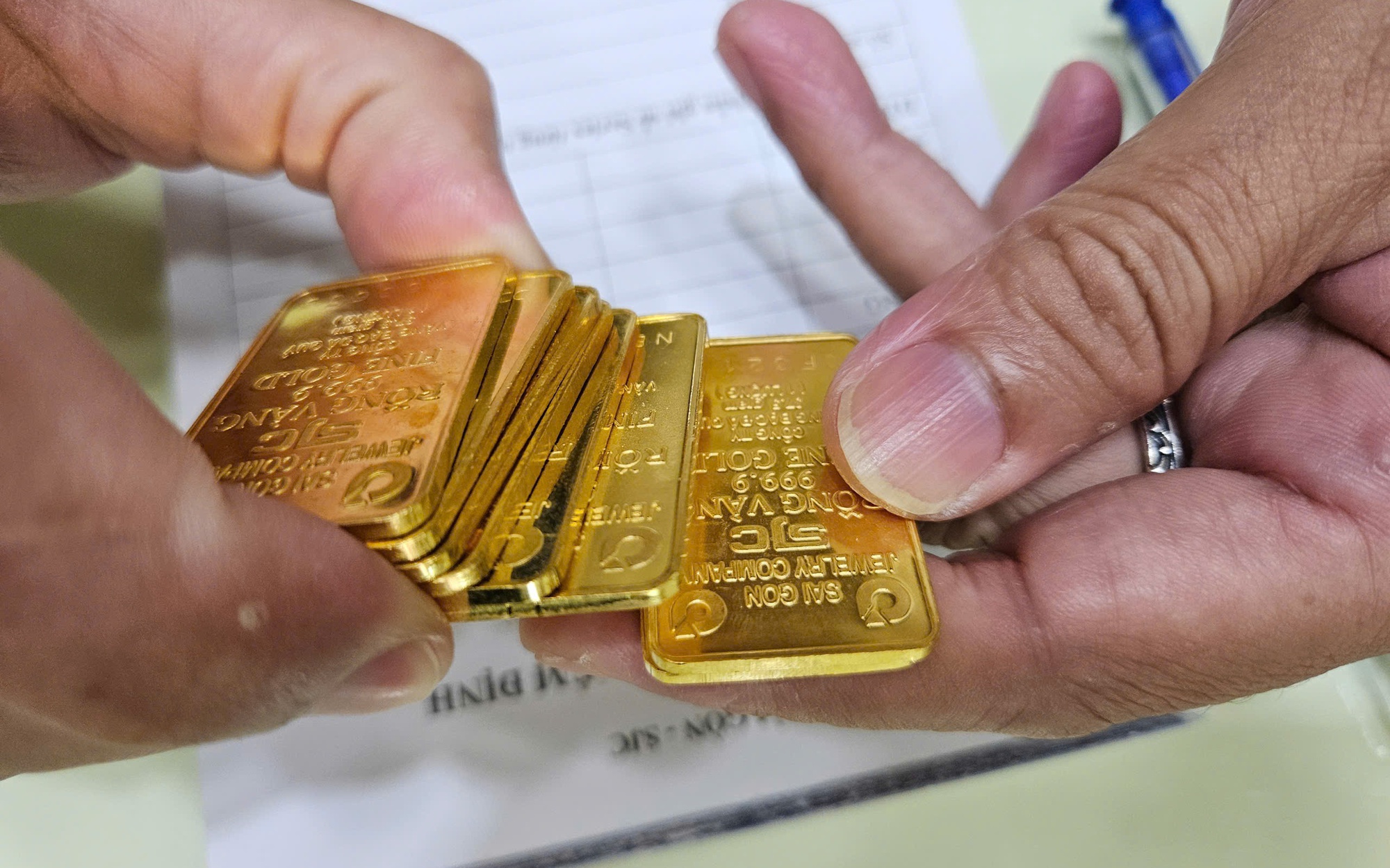 Gi&aacute; v&agrave;ng v&agrave; USD biến động Cuối ng&agrave;y 24 - 9: Cập nhật mới nhất - Ảnh 1.