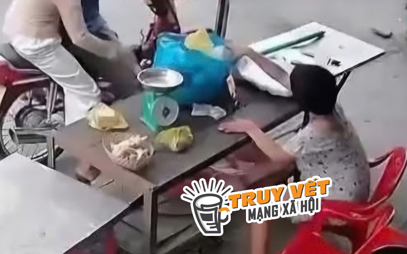 Phẫn nộ đôi nam nữ dàn cảnh mua hàng rồi cướp điện thoại của người phụ nữ khuyết tật