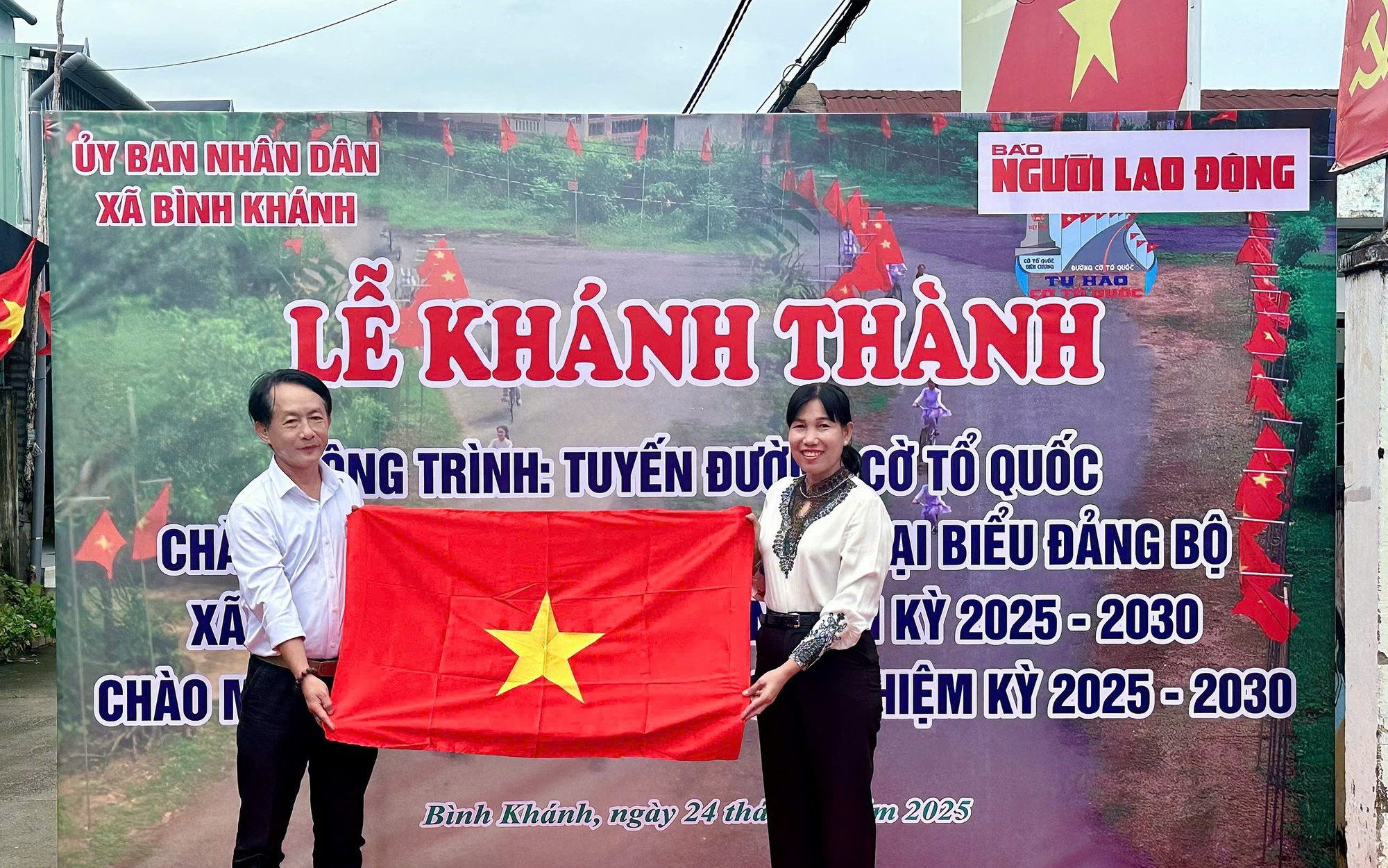 TP HCM: Rực rỡ đường cờ Tổ quốc tại xã Bình Khánh