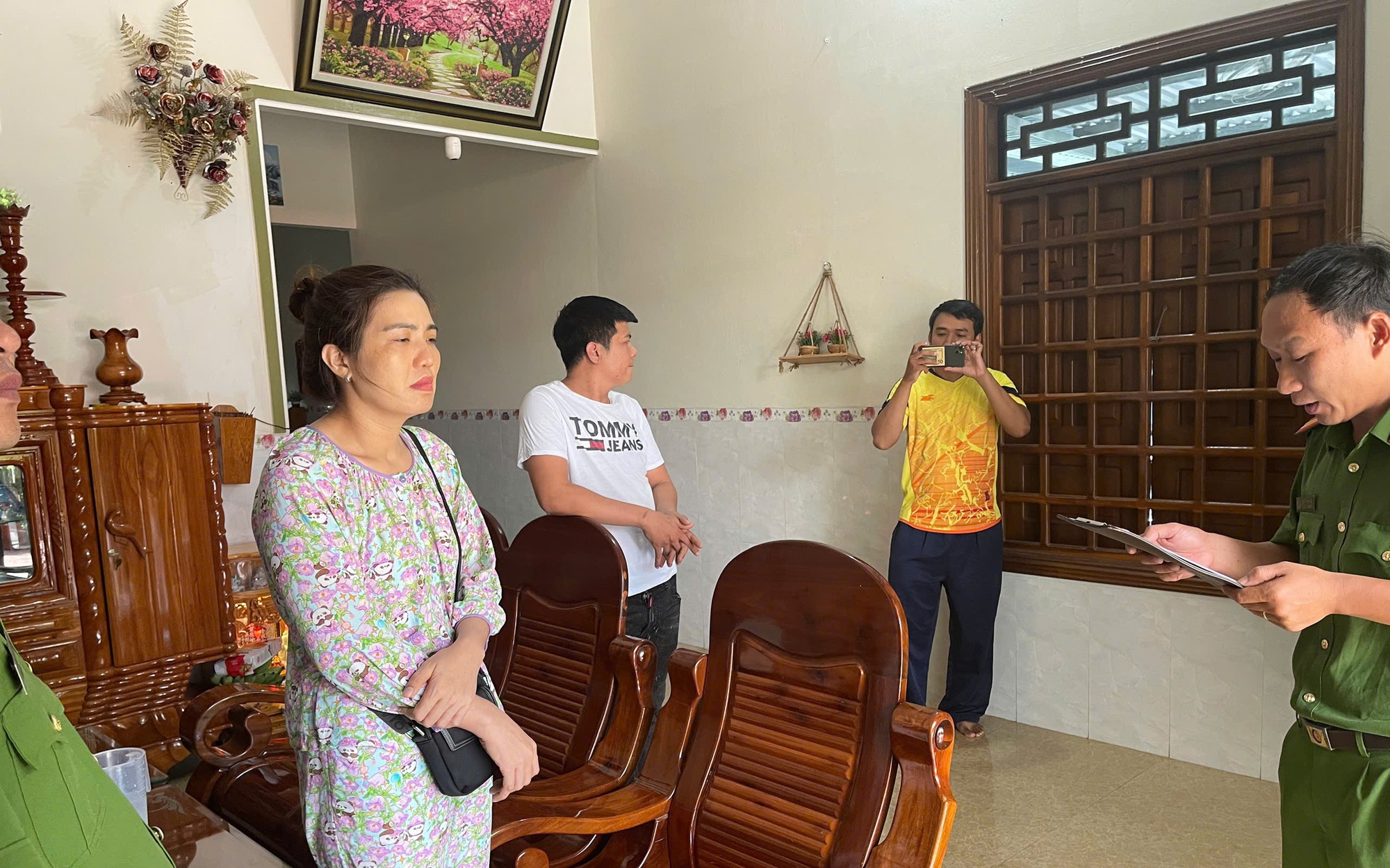 Bắt giữ "tú bà" quản lý nhiều nhân viên phục vụ quán karaoke kèm bán dâm