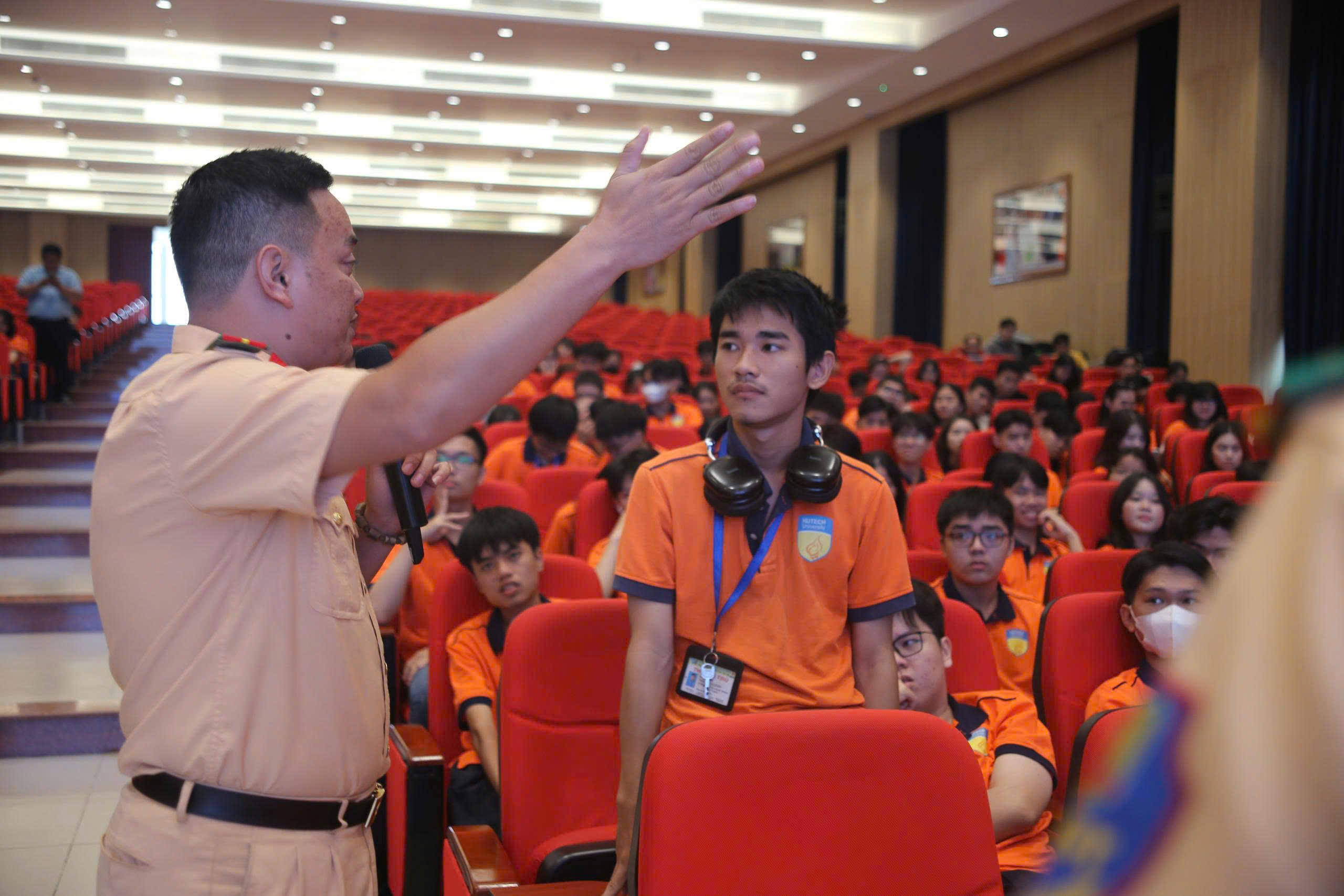 Sinh viên HUTECH vi phạm giao thông và tuyên truyền an toàn từ CSGT TP HCM - Ảnh 3.