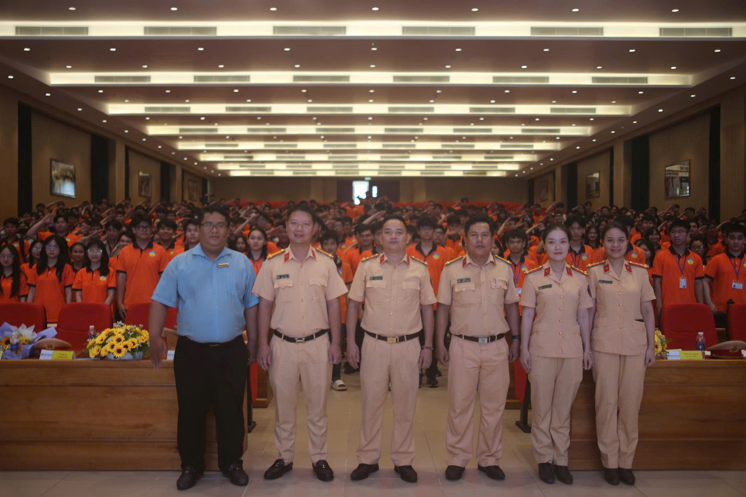 Sinh viên HUTECH vi phạm giao thông và tuyên truyền an toàn từ CSGT TP HCM - Ảnh 4.