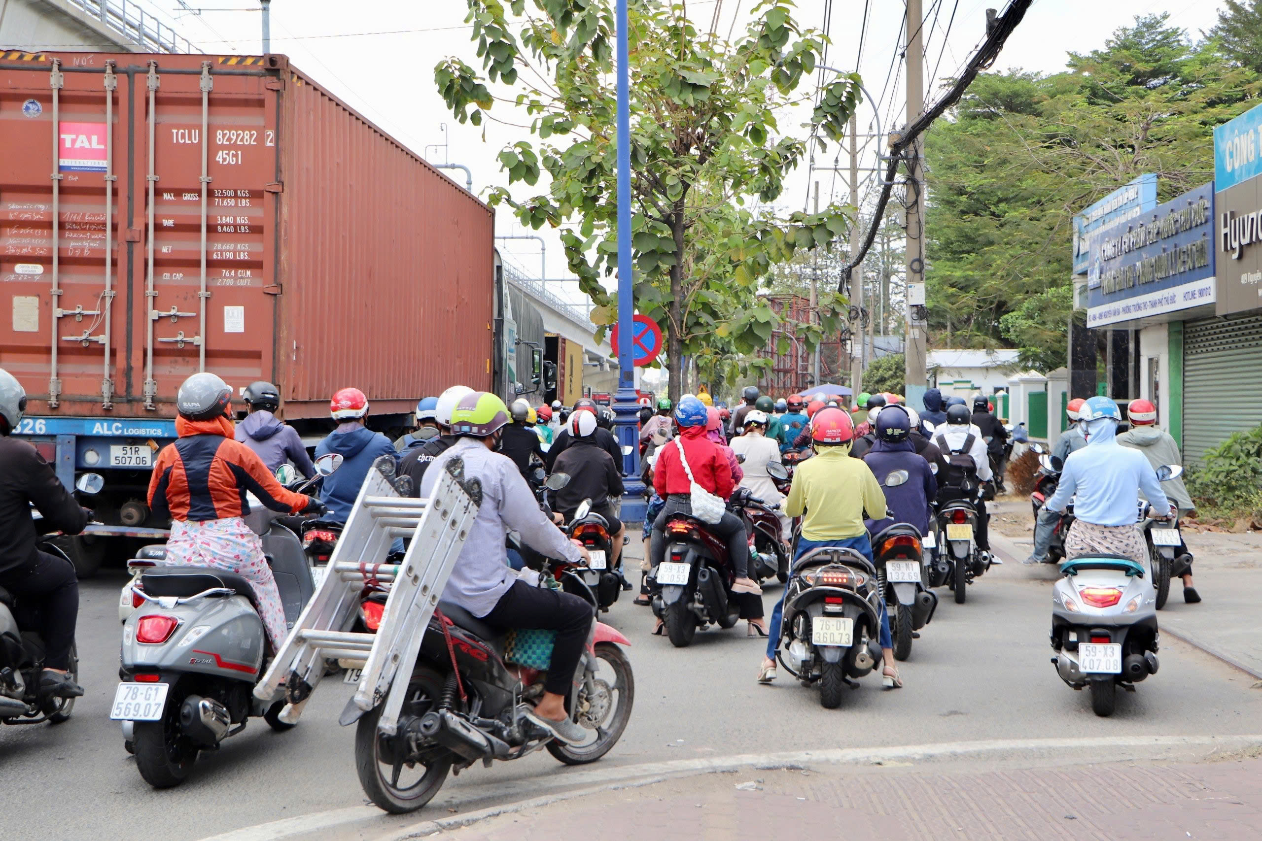 "Điểm mặt" 201 xe leo vỉa hè ở TP HCM bị CSGT ghi hình- Ảnh 1.