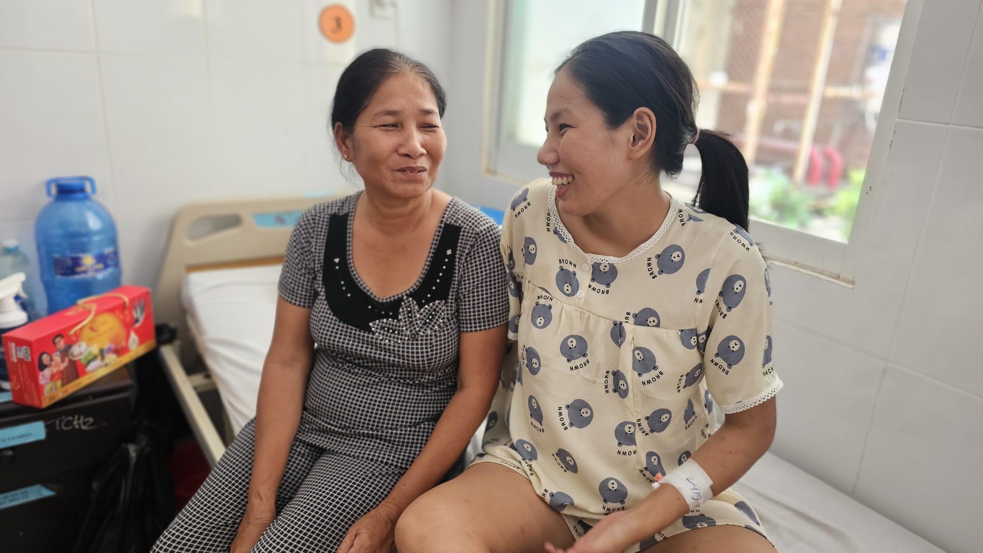Gh&eacute;p b&agrave;n tay v&agrave;o ch&acirc;n cho c&ocirc; g&aacute;i 18 tuổi mang song thai để chờ ng&agrave;y nối lại- Ảnh 3.
