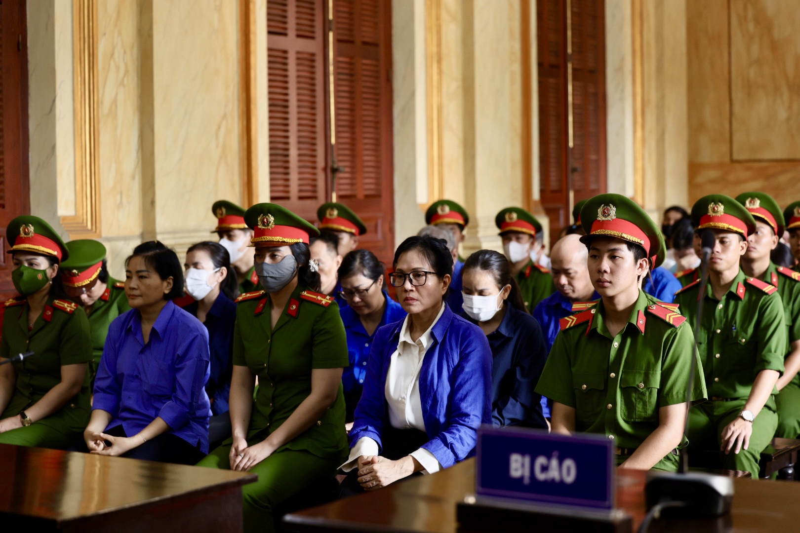 H&igrave;nh ảnh cựu Tổng Gi&aacute;m đốc SJC L&ecirc; Th&uacute;y Hằng hầu t&ograve;a s&aacute;ng nay - Ảnh 2.