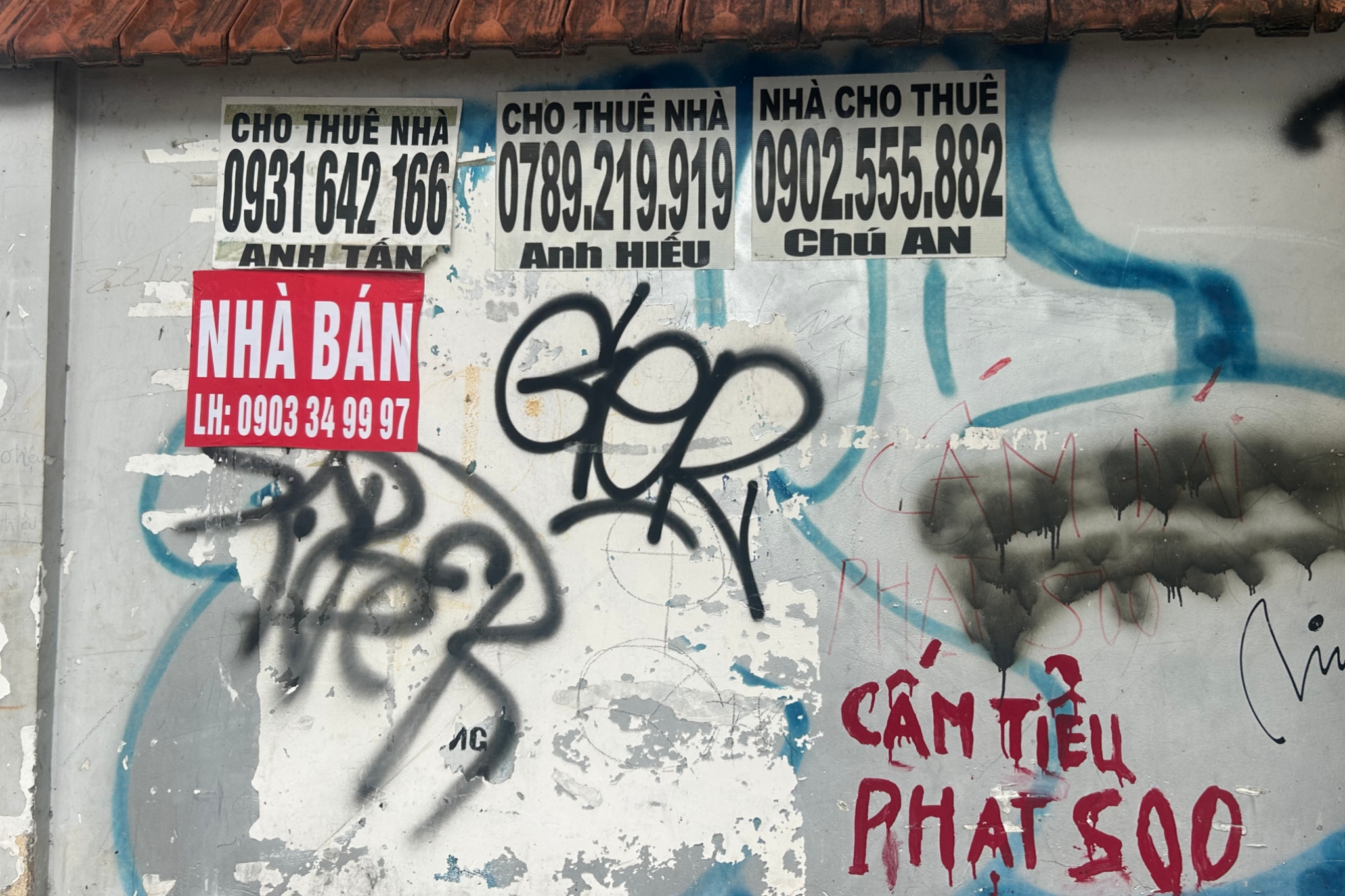 “Rác” quảng cáo len lỏi hẻm nhỏ TP HCM - Ảnh 10.