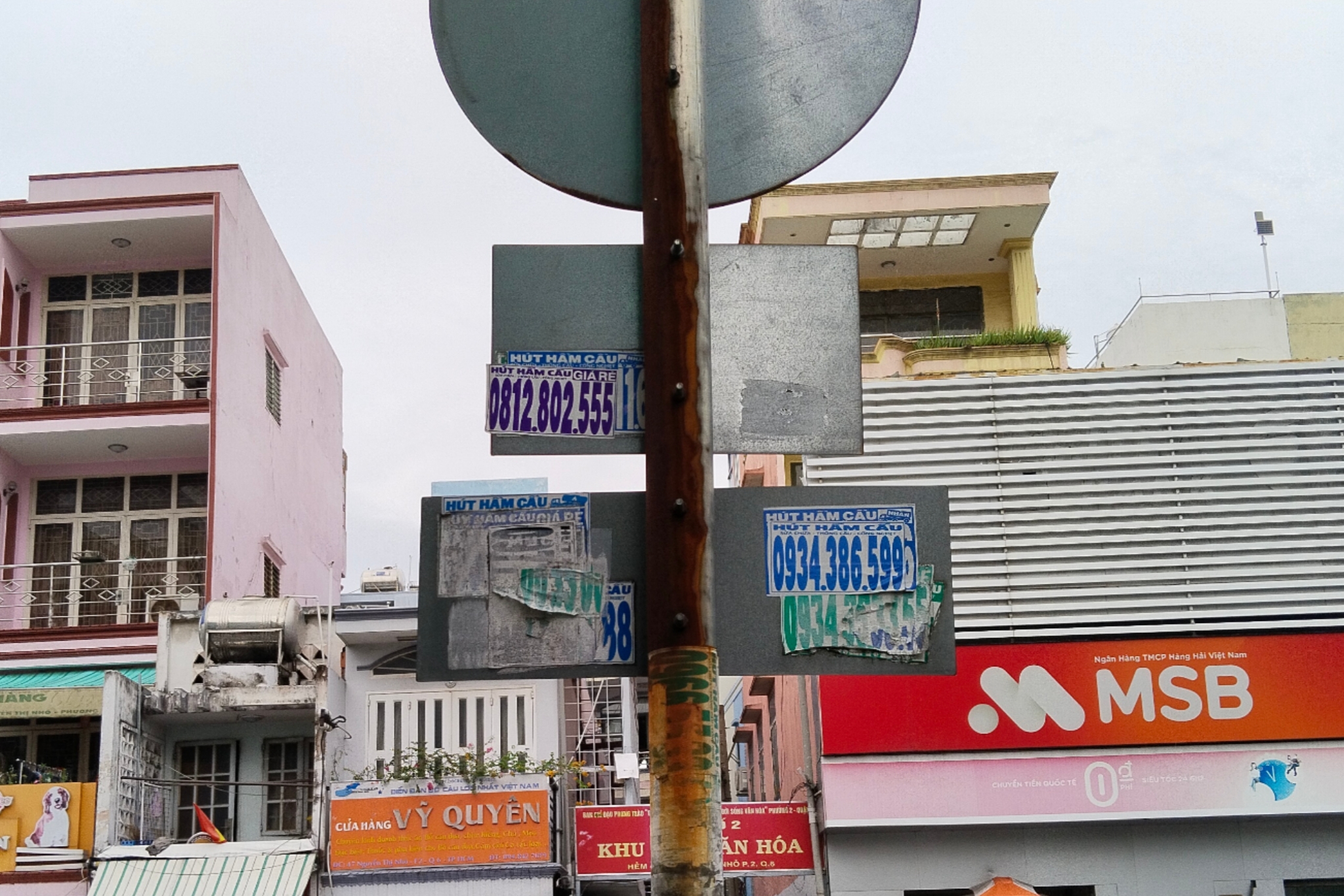 “Rác” quảng cáo len lỏi hẻm nhỏ TP HCM - Ảnh 1.