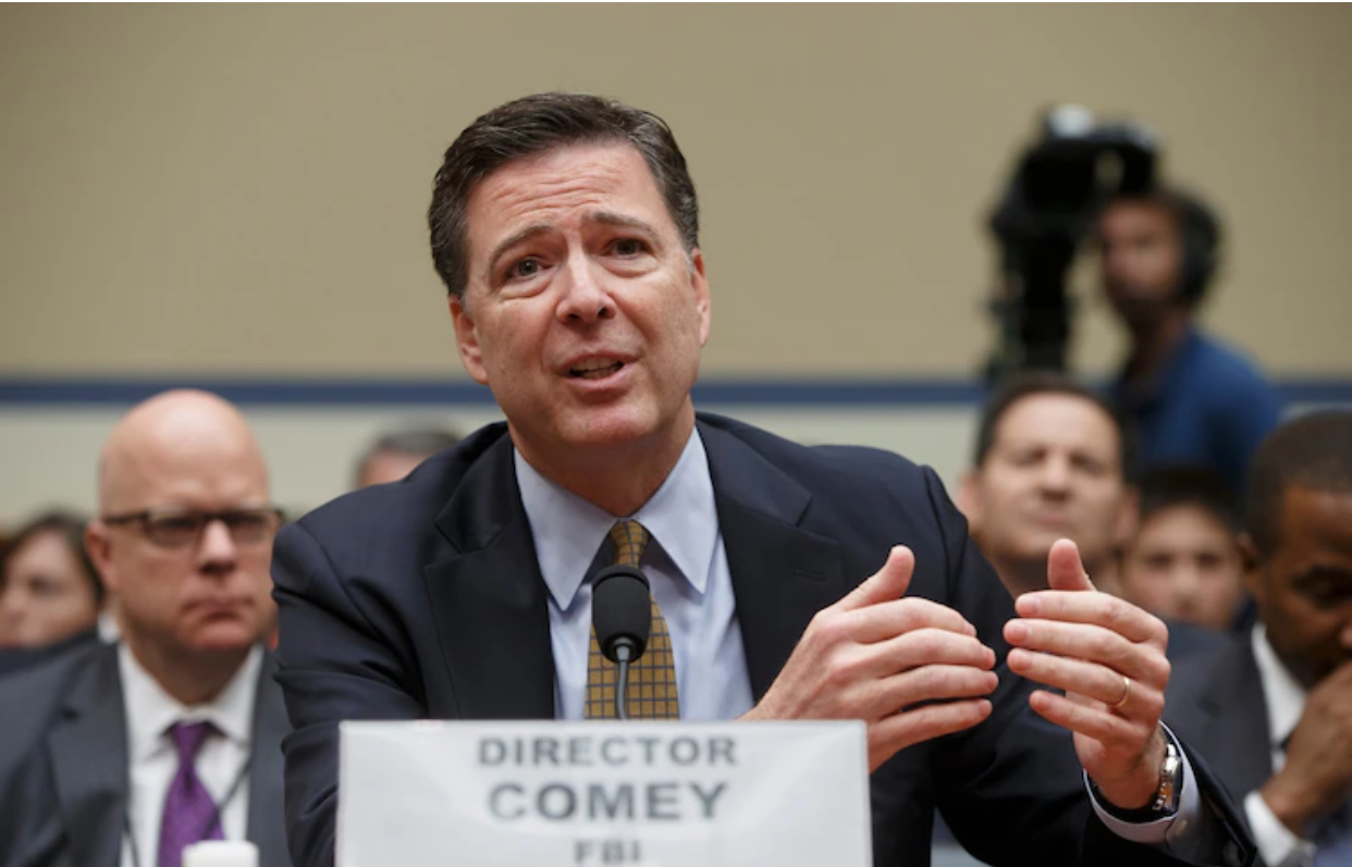 Mỹ truy tố cựu gi&aacute;m đốc FBI James Comey - Ảnh 1.