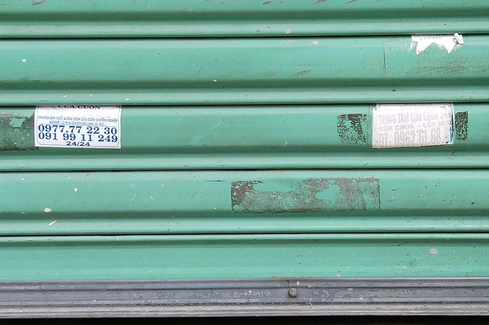 “Rác” quảng cáo len lỏi hẻm nhỏ TP HCM - Ảnh 2.