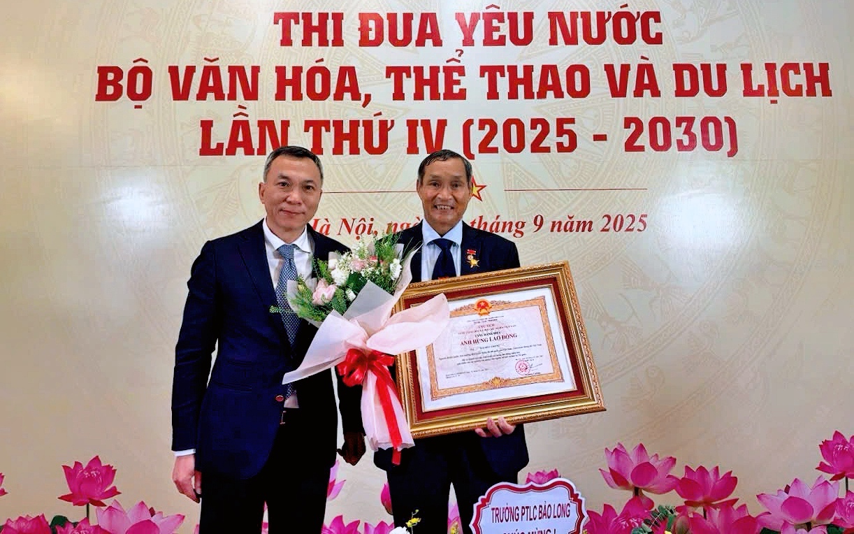 HLV Mai Đức Chung nhận danh hiệu Anh hùng Lao động