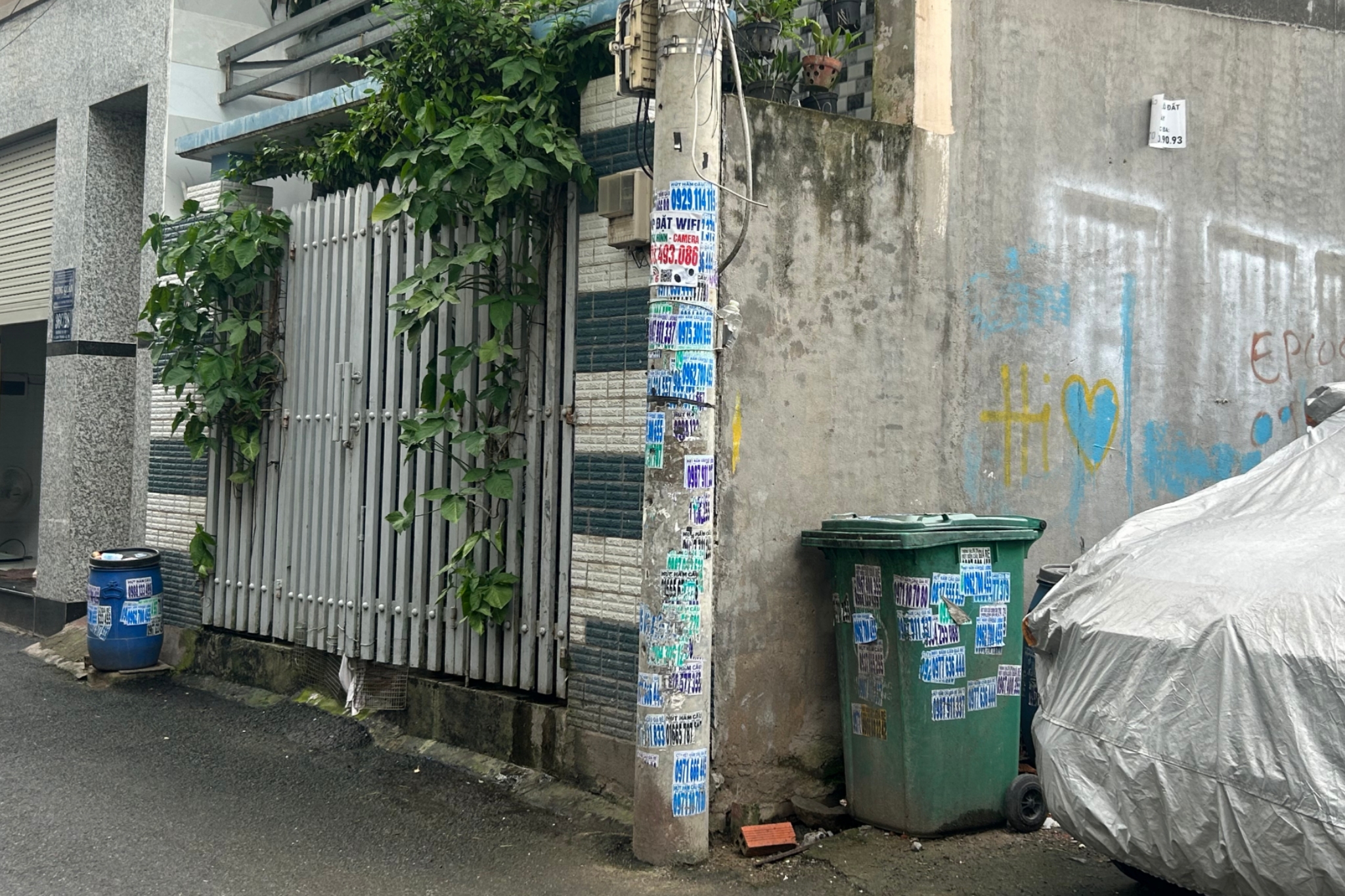 “Rác” quảng cáo len lỏi hẻm nhỏ TP HCM - Ảnh 5.