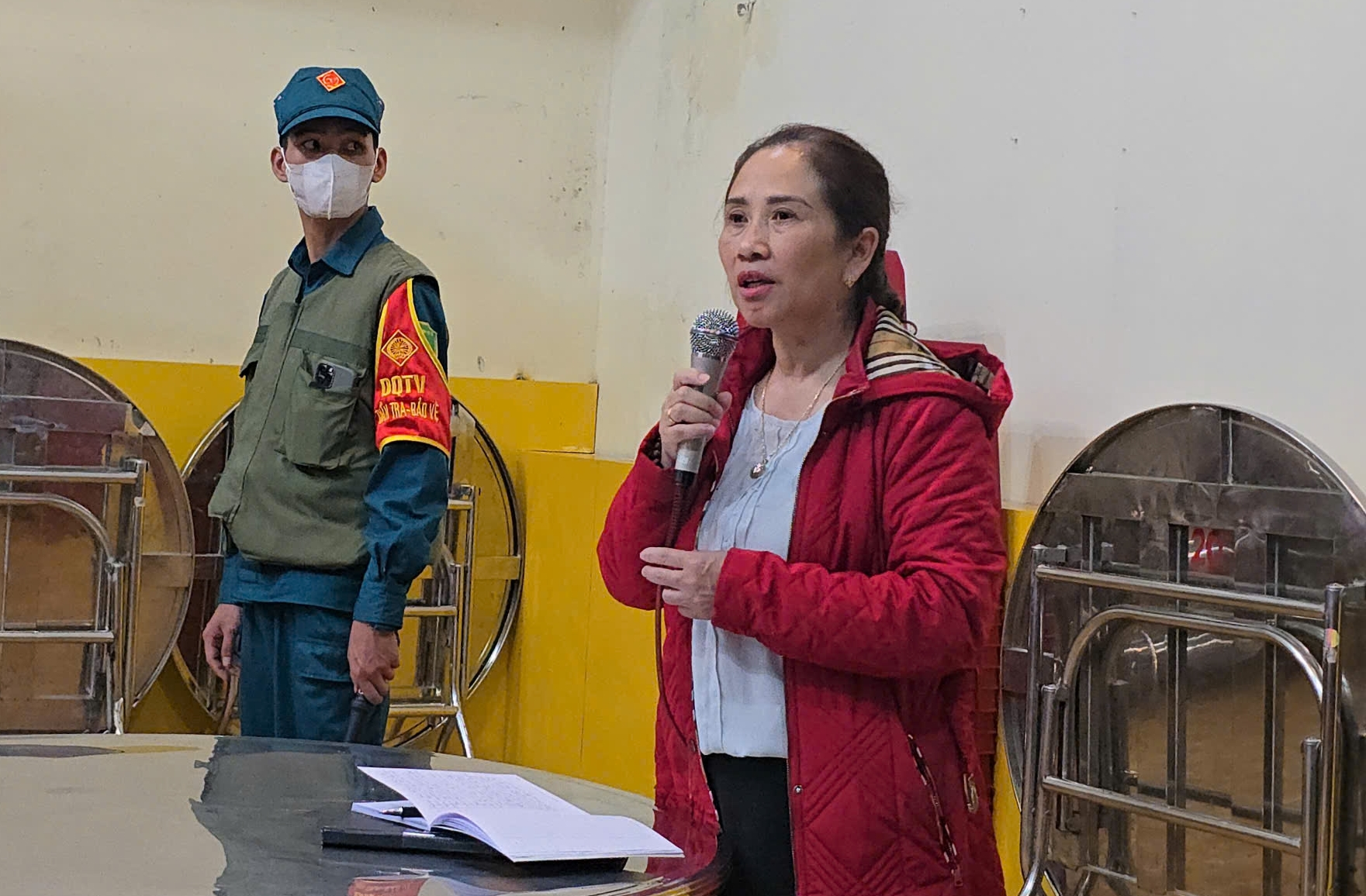 Tạm đ&igrave;nh chỉ c&ocirc;ng t&aacute;c Hiệu trưởng trường tiểu học c&oacute; thực phẩm bẩn- Ảnh 1.