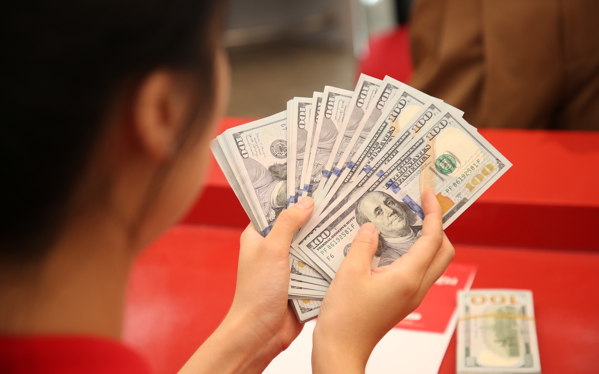 Trưa 25-9, ngân hàng thương mại đẩy giá USD lên kịch trần