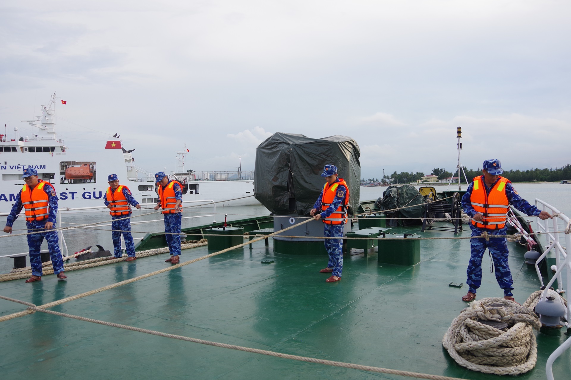 Bộ Tư lệnh V&ugrave;ng Cảnh s&aacute;t biển 2 chủ động ph&ograve;ng chống trước diễn biến phức tạp của b&atilde;o số 10- Ảnh 1.