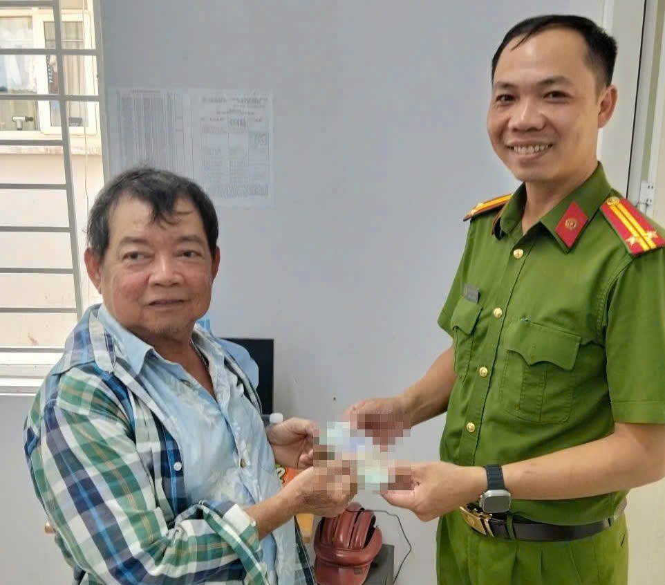 Đ&atilde; t&igrave;m được người rơi cọc tiền 500.000 đồng tr&ecirc;n đường ở Thủ Đức, TP HCM- Ảnh 2.
