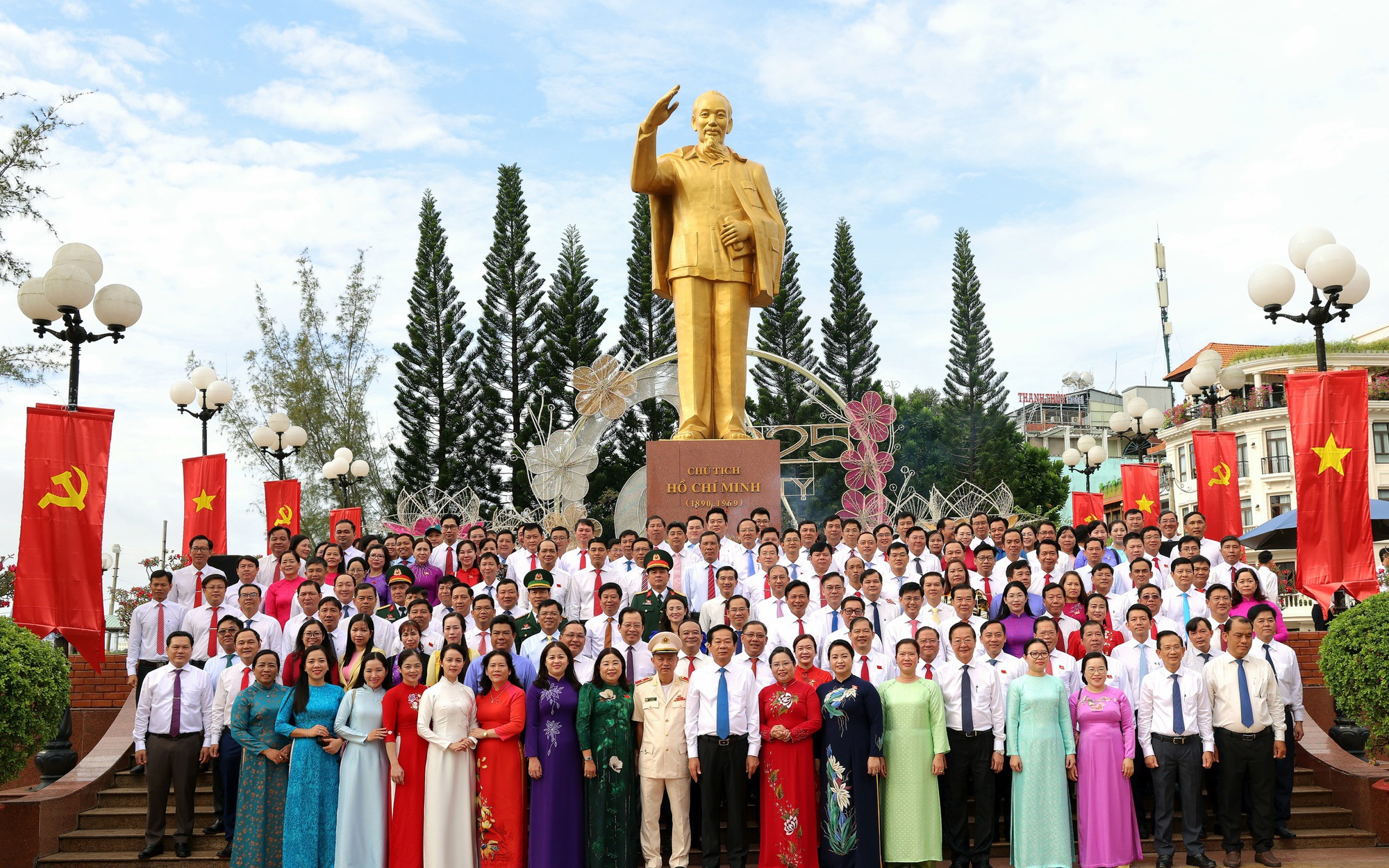 Khoảnh khắc thiêng liêng trước thềm Đại hội Đảng bộ TP Cần Thơ lần thứ I