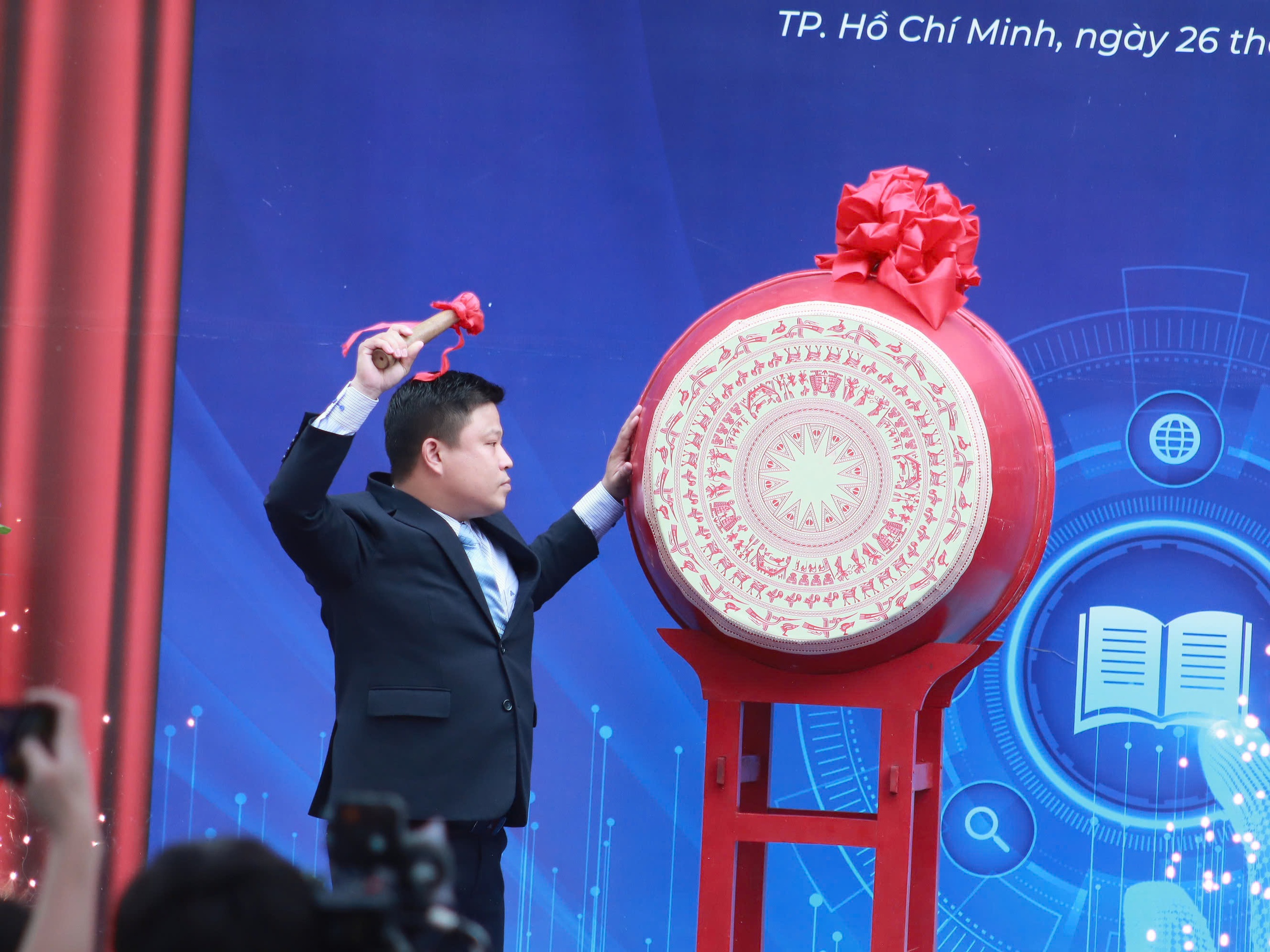 Trường CĐ Nghề Hoa Sen c&oacute; hiệu trưởng mới- Ảnh 2.