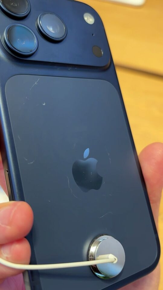 Apple l&ecirc;n tiếng về vết trầy tr&ecirc;n iPhone 17 Pro - Ảnh 1.