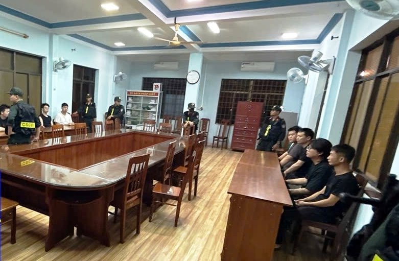 Ph&aacute;t hiện 2 &ocirc; t&ocirc; chở nhiều người Trung Quốc c&oacute; dấu hiệu nghi vấn nhập cảnh tr&aacute;i ph&eacute;p v&agrave;o Việt Nam- Ảnh 2.