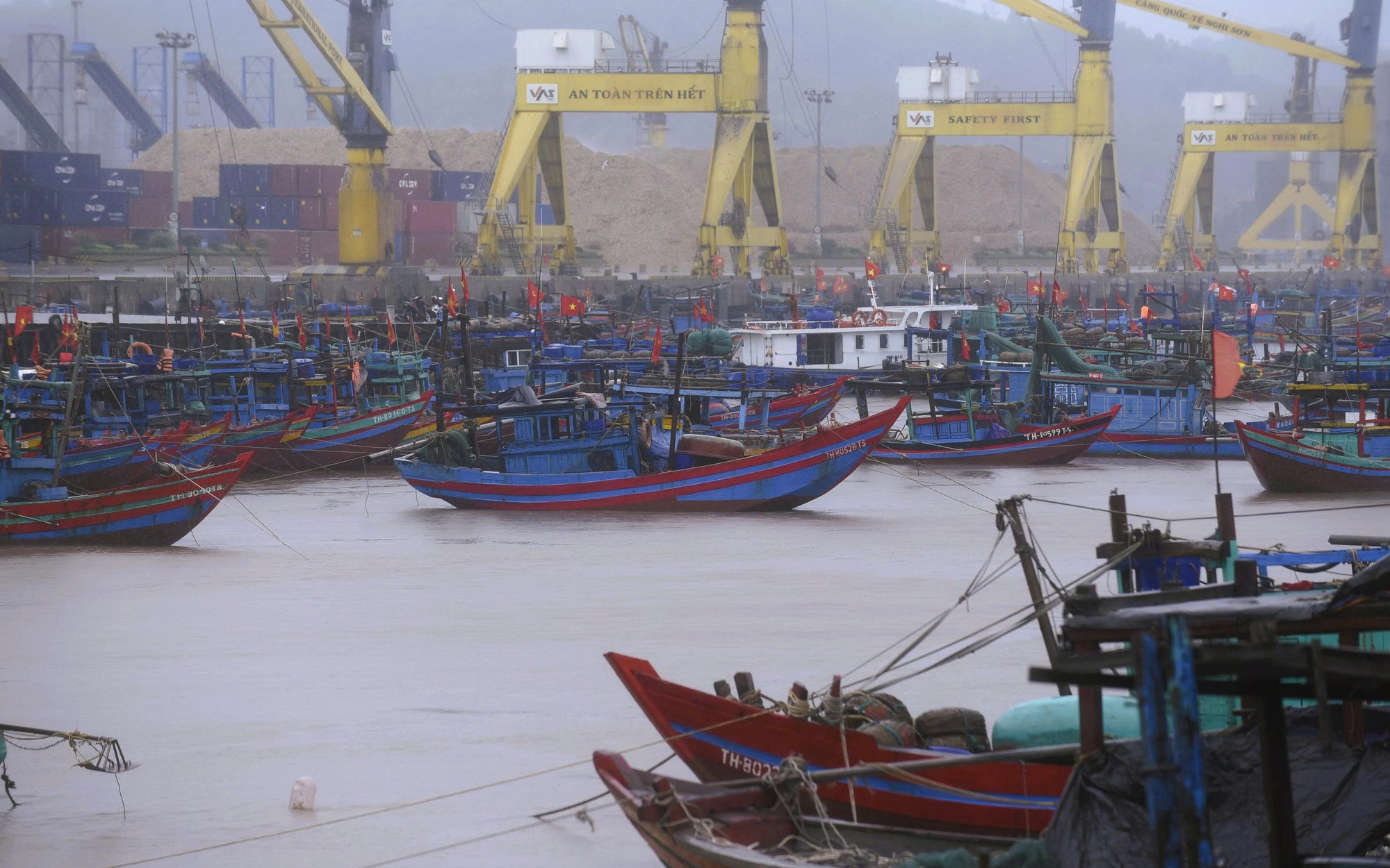 Bão số 10 Bualoi di chuyển nhanh bất thường, Thủ tướng chỉ đạo khẩn ứng phó