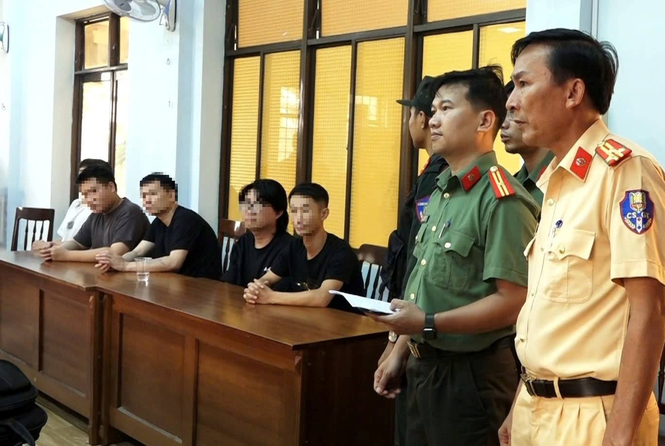Ph&aacute;t hiện 2 &ocirc; t&ocirc; chở nhiều người Trung Quốc c&oacute; dấu hiệu nghi vấn nhập cảnh tr&aacute;i ph&eacute;p v&agrave;o Việt Nam- Ảnh 1.
