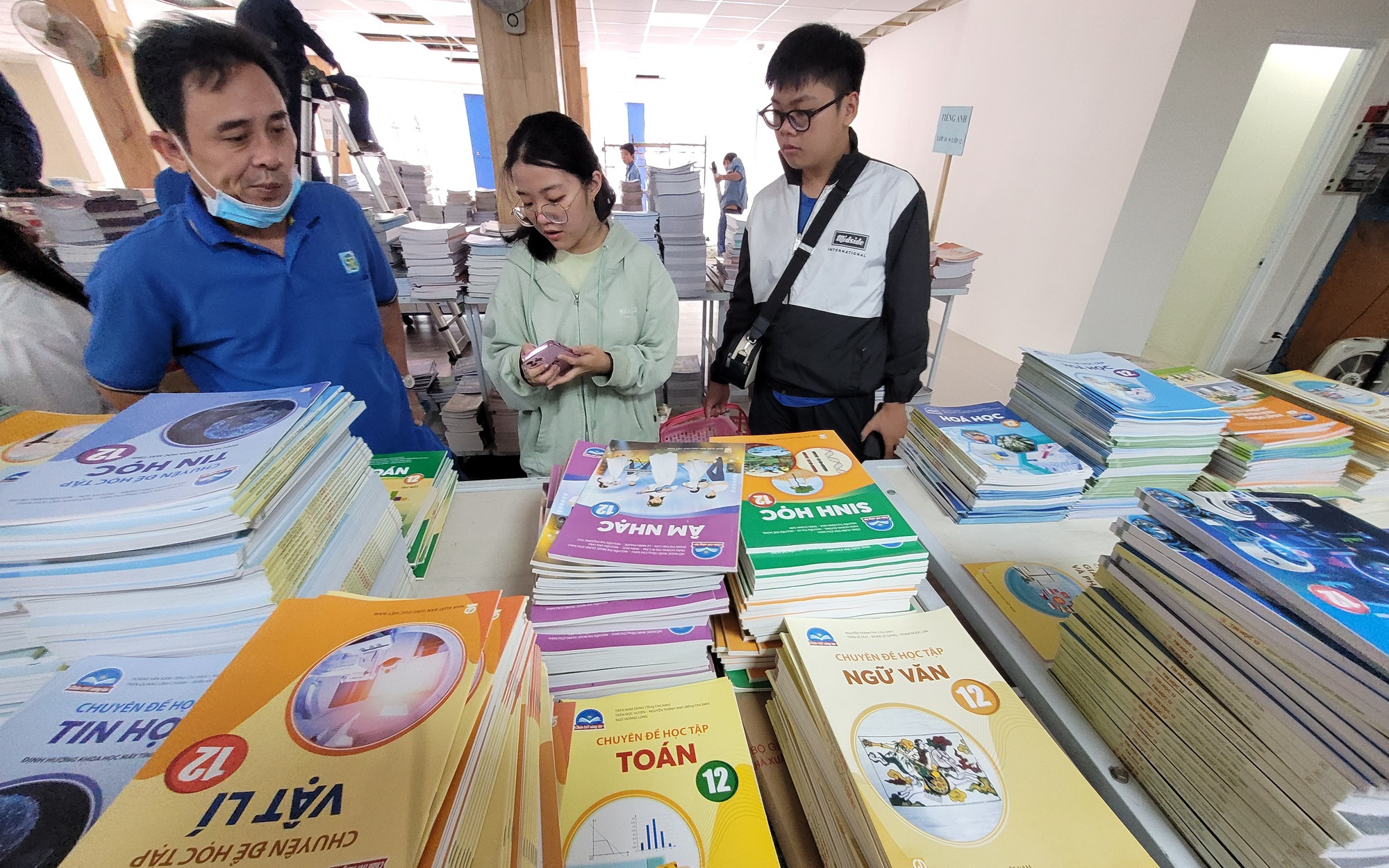 Đề xuất viết bộ sách giáo khoa mới trong 12 tháng