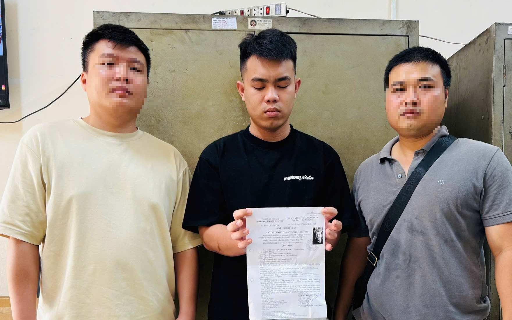 Trốn truy nã, cùng bạn gái vào khách sạn thì bị bắt