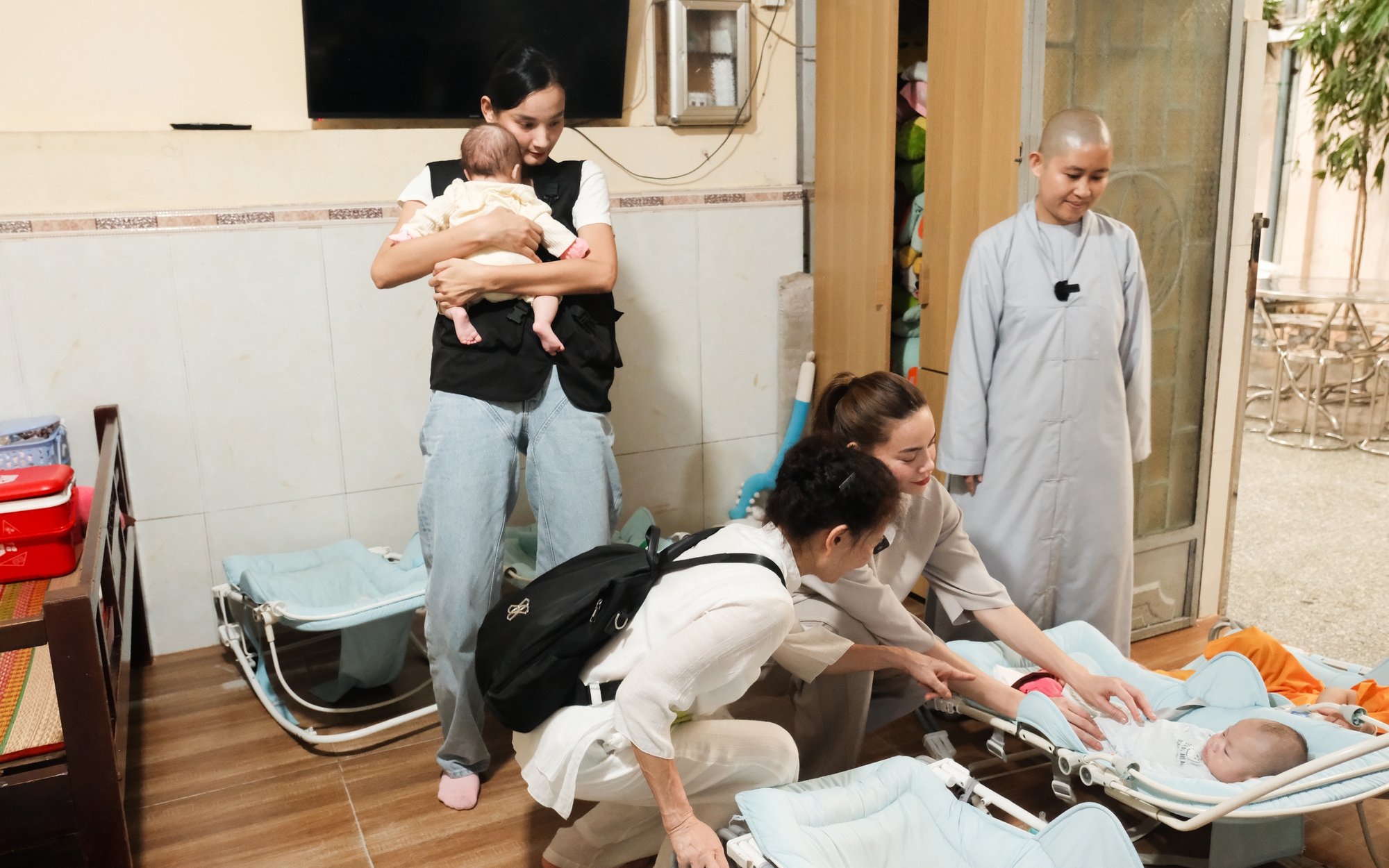 Hồ Ngọc Hà: "Những ai có ý định bỏ con hãy suy nghĩ lại"