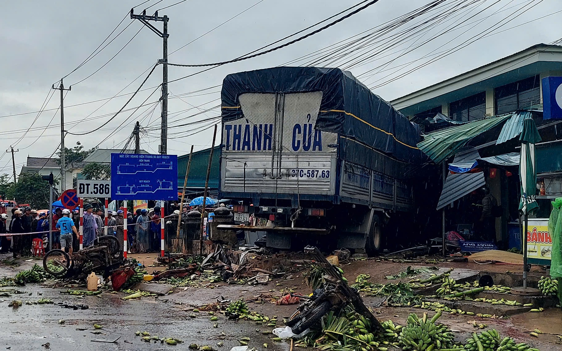 Vụ xe tải lao vào chợ, 3 người chết: Lời khai bất ngờ của tài xế