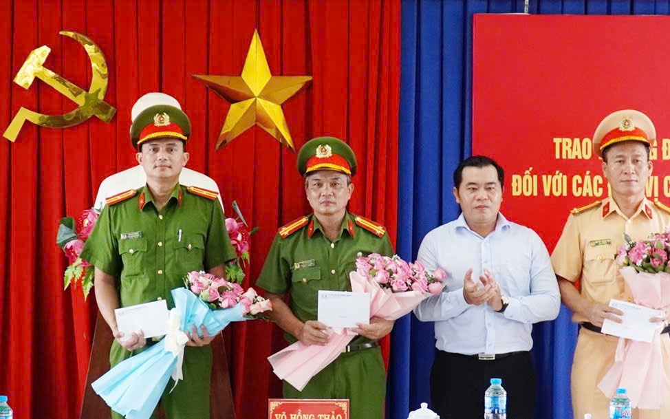 Khen thưởng 4 tập thể phá án nhanh vụ cướp giật điện thoại của người bại liệt ở Tây Ninh