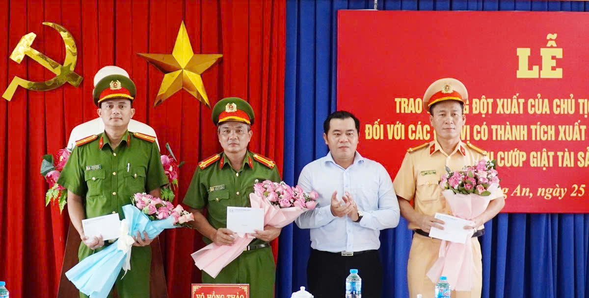 Khen thưởng 4 tập thể phá nhanh vụ cướp điện thọai của người bại liệt ở Tây Ninh - Ảnh 1.
