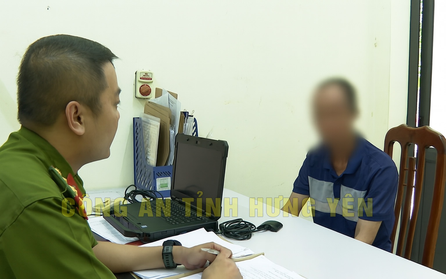 Khởi tố người cha bạo hành, ngăn cấm 2 con đến trường