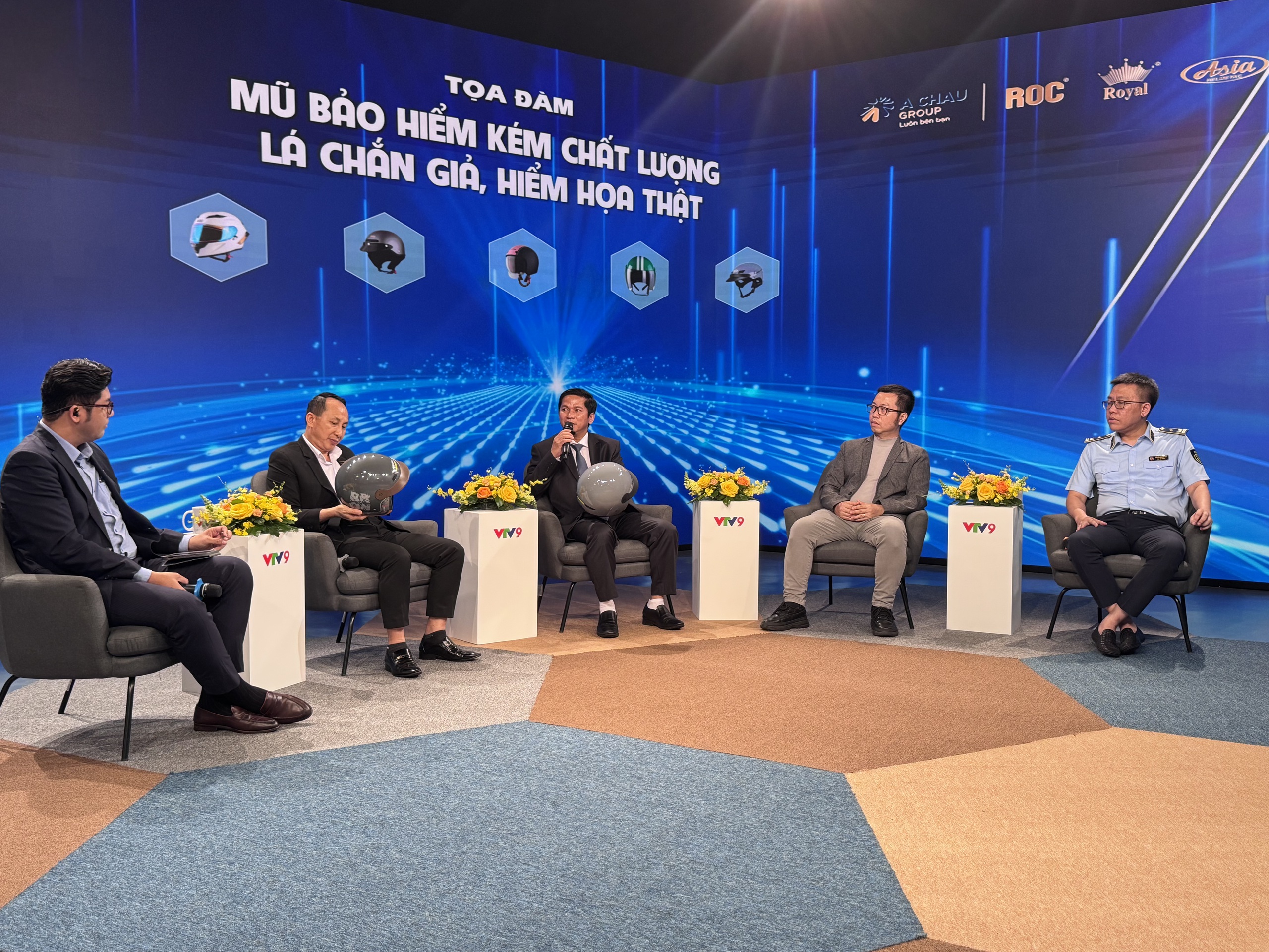Mũ bảo hiểm k&eacute;m chất lượng: Kh&oacute; kiểm so&aacute;t, người ti&ecirc;u d&ugrave;ng chịu thiệt - Ảnh 1.
