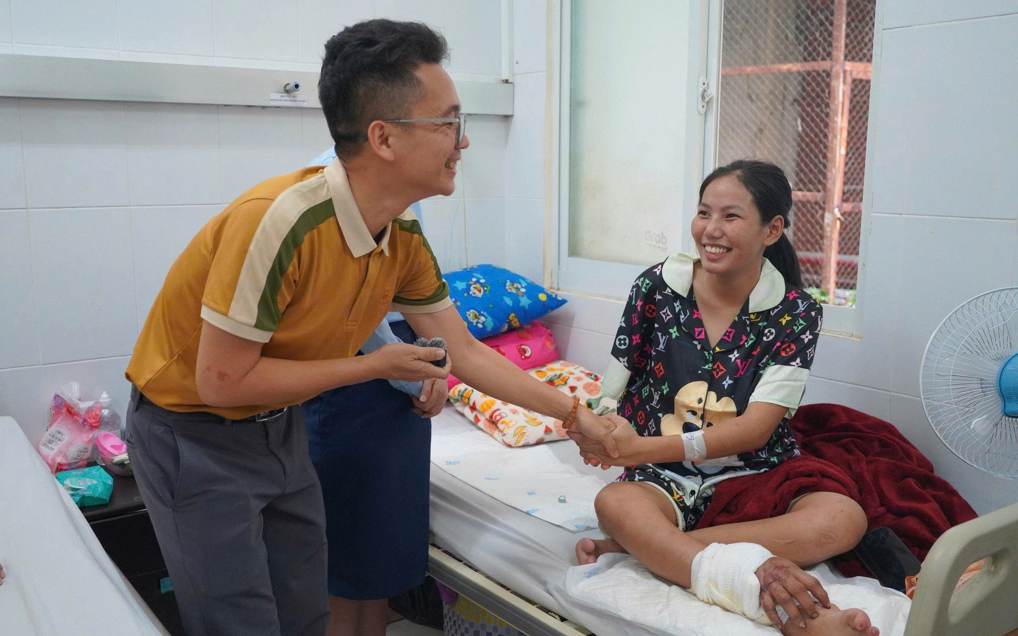 Hành động đẹp của cô gái trẻ mang song thai ghép tay vào chân chờ ngày nối lại