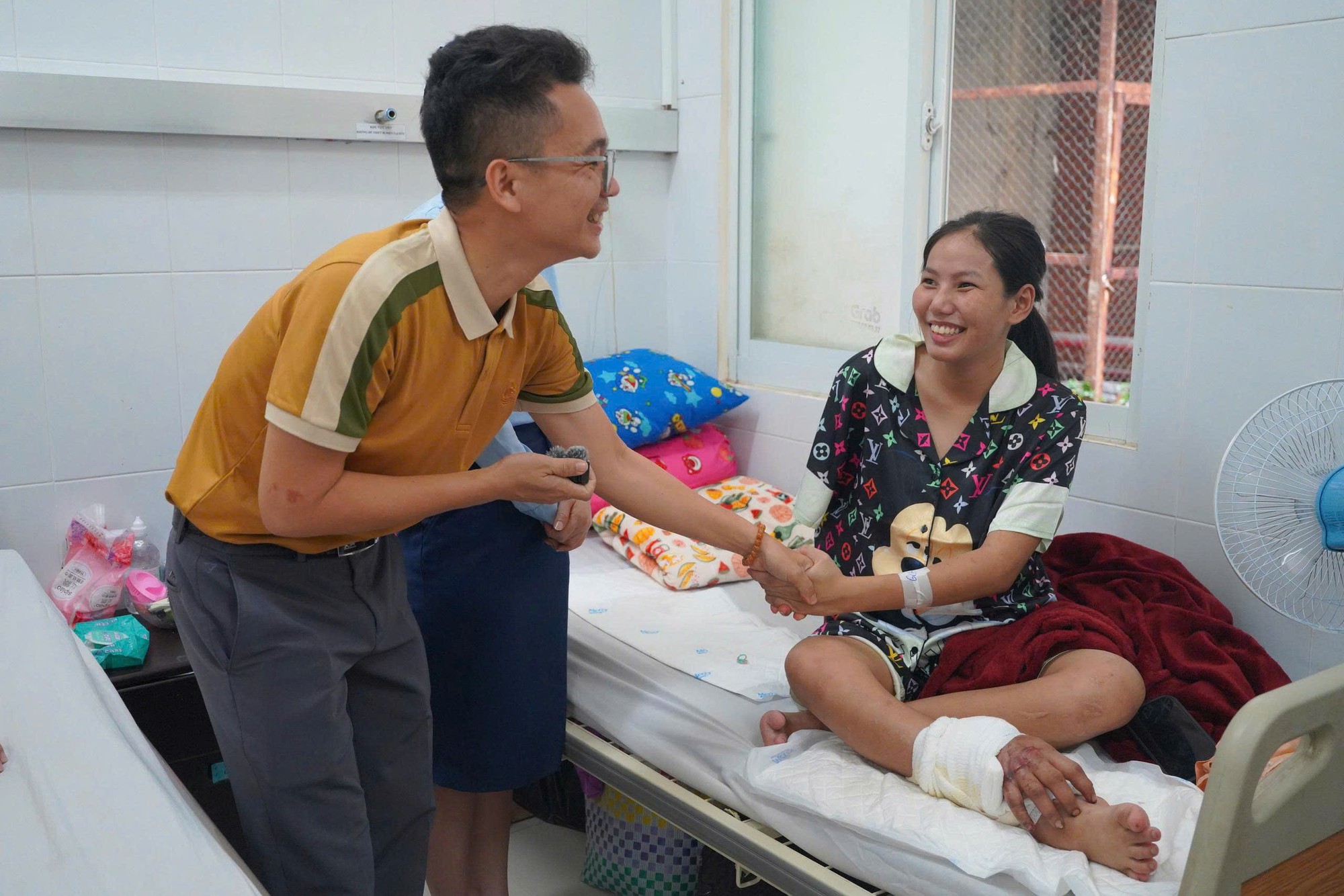 H&agrave;nh động đẹp của c&ocirc; g&aacute;i trẻ mang song thai gh&eacute;p tay v&agrave;o ch&acirc;n chờ ng&agrave;y nối lại- Ảnh 1.