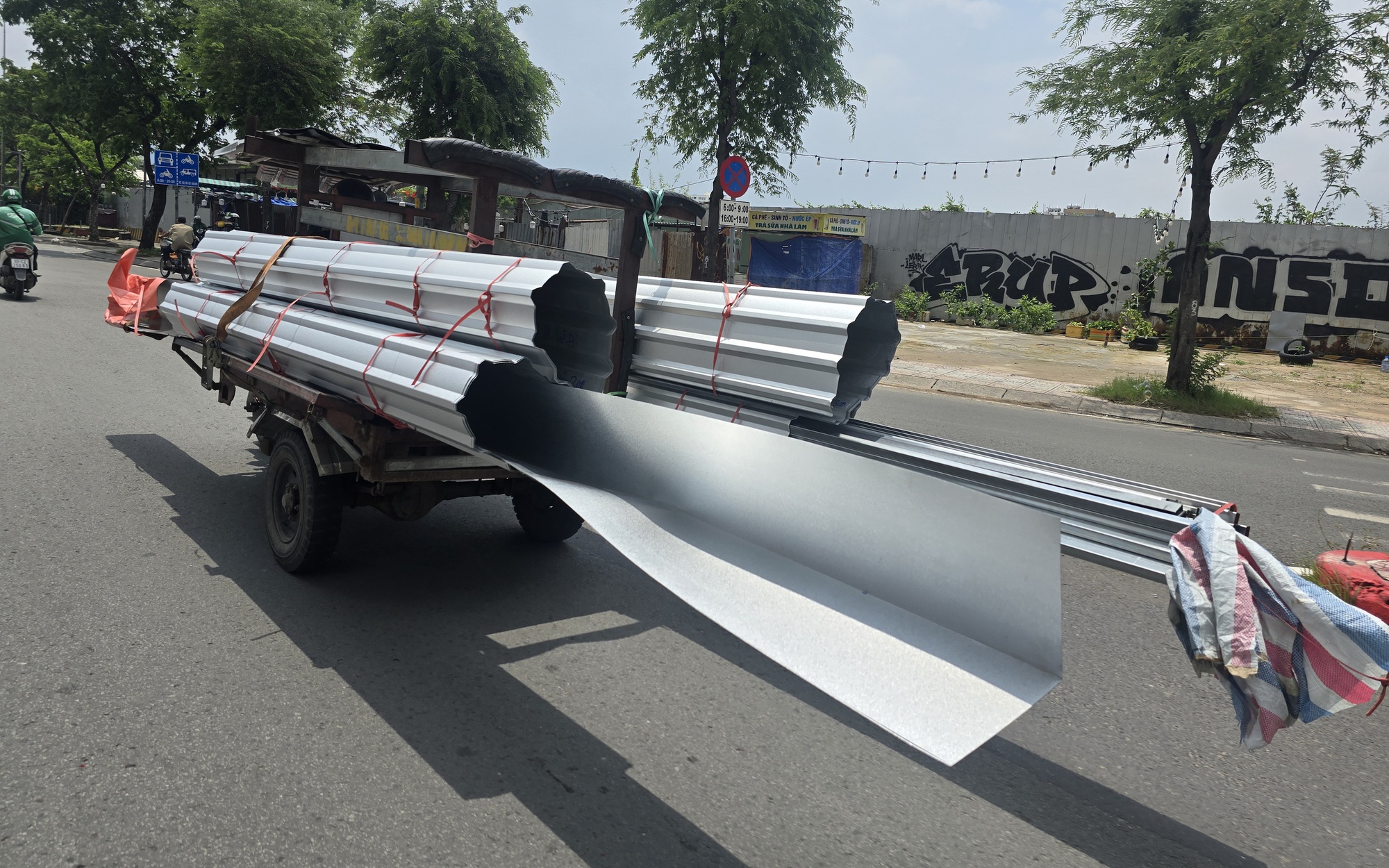 Những kiểu chở hàng "chết người" trên đường ở TP HCM