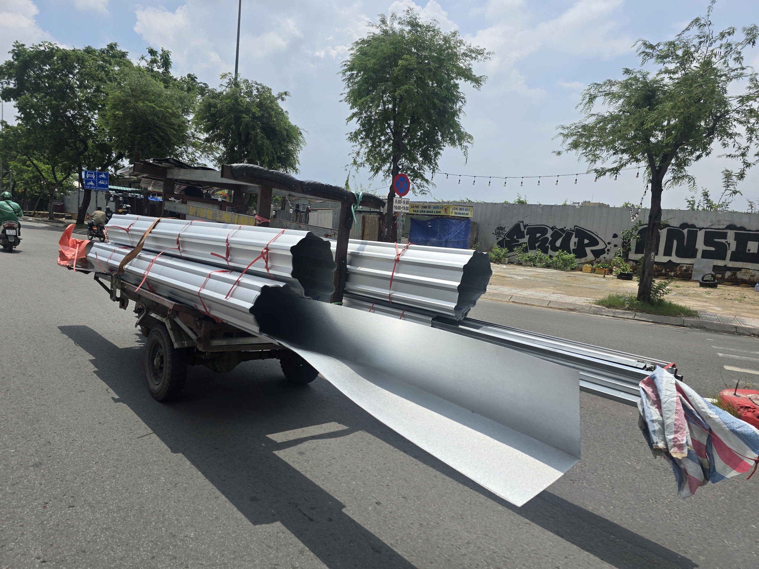 Những kiểu chở hàng "chết người" trên đường ở TP HCM - Ảnh 4.