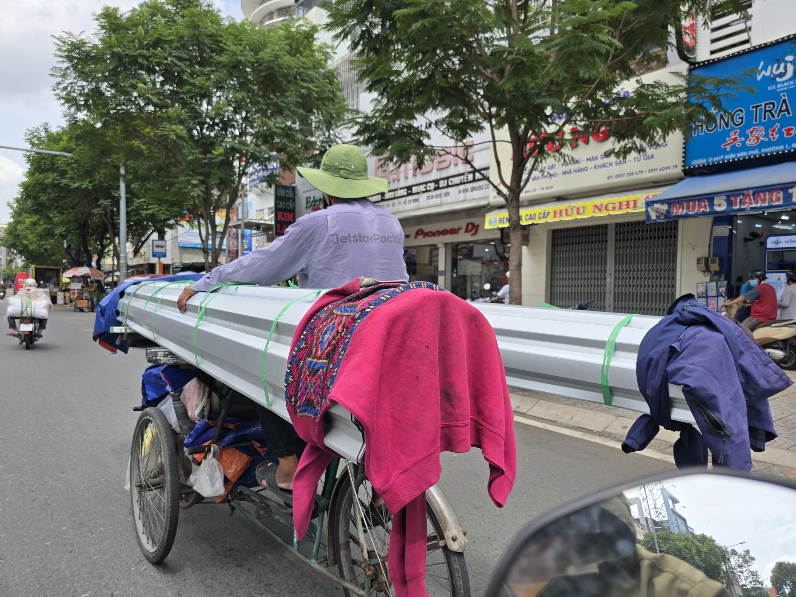 Những kiểu chở hàng "chết người" trên đường ở TP HCM - Ảnh 1.