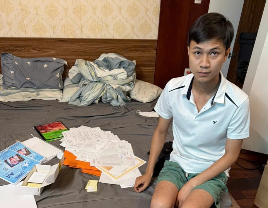 Đường d&acirc;y l&agrave;m bằng giả ở Quảng Trị bị triệt ph&aacute;: H&agrave;ng chục ngh&igrave;n giấy tờ giả bị thu giữ - Ảnh 2.