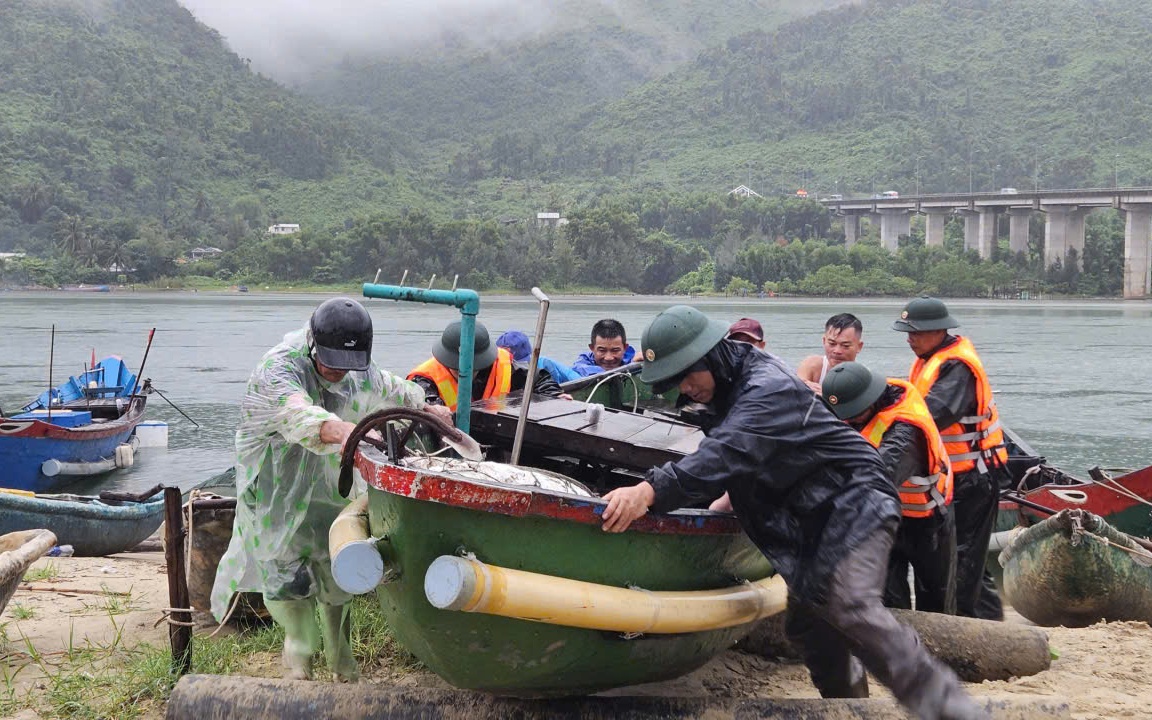 Huế: Công an, quân đội túc trực gần 5.000 người phòng chống bão Bualoi