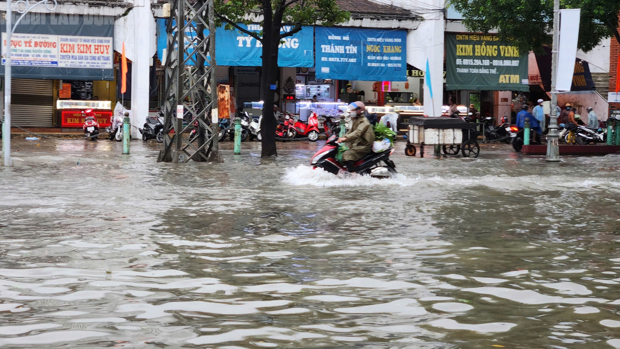 Quảng Trị ứng ph&oacute; b&atilde;o số 10 với mưa lớn v&agrave; ngập lụt tr&ecirc;n đường phố - Ảnh 4.