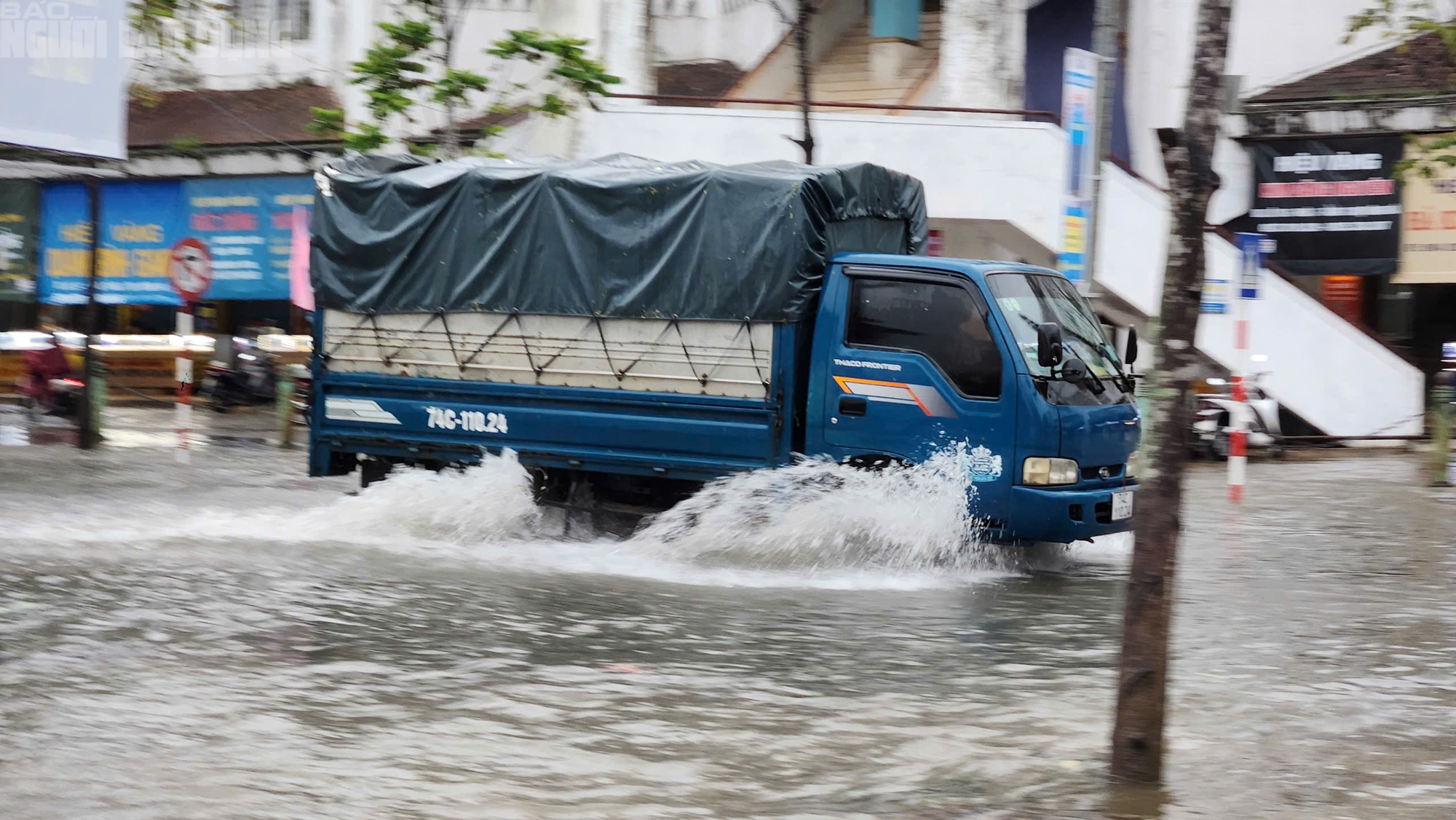 Quảng Trị ứng ph&oacute; b&atilde;o số 10 với mưa lớn v&agrave; ngập lụt tr&ecirc;n đường phố - Ảnh 5.