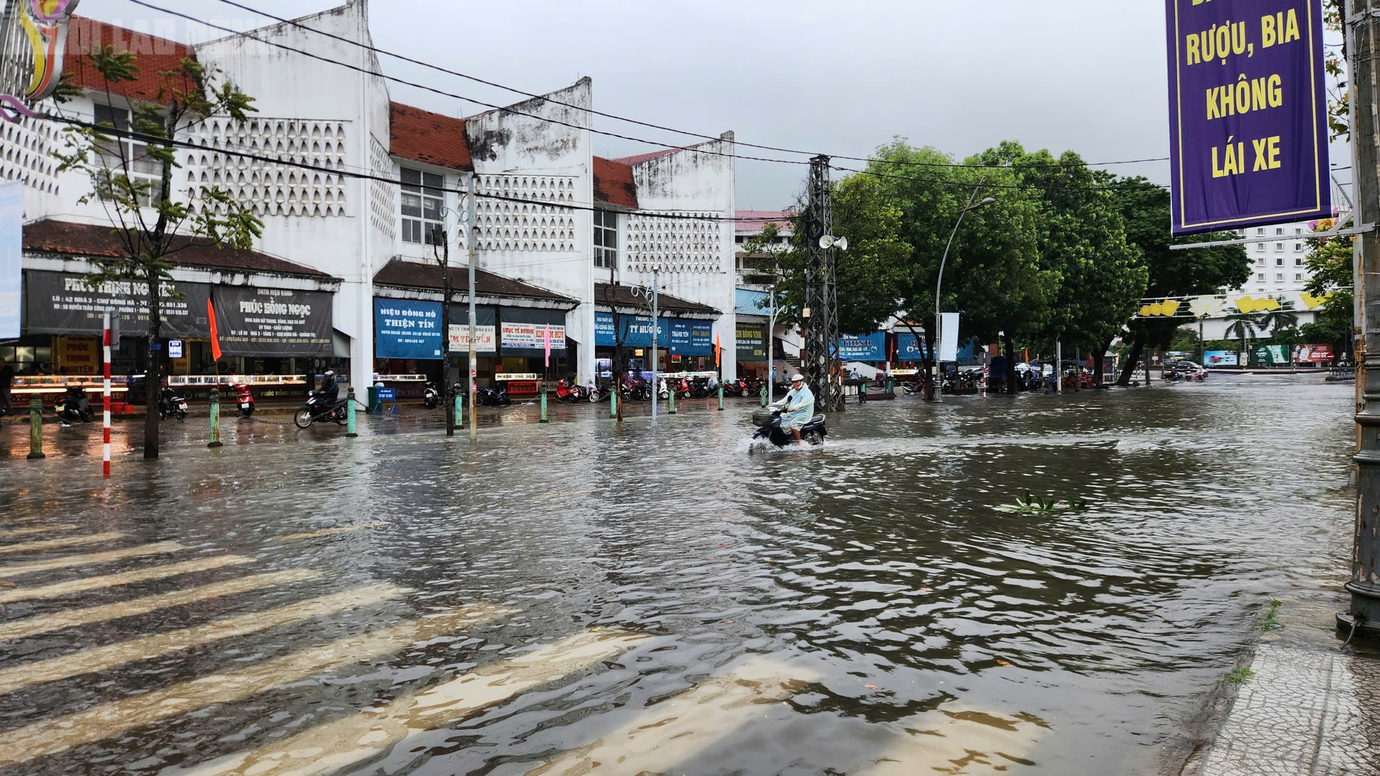 Quảng Trị ứng ph&oacute; b&atilde;o số 10 với mưa lớn v&agrave; ngập lụt tr&ecirc;n đường phố - Ảnh 6.