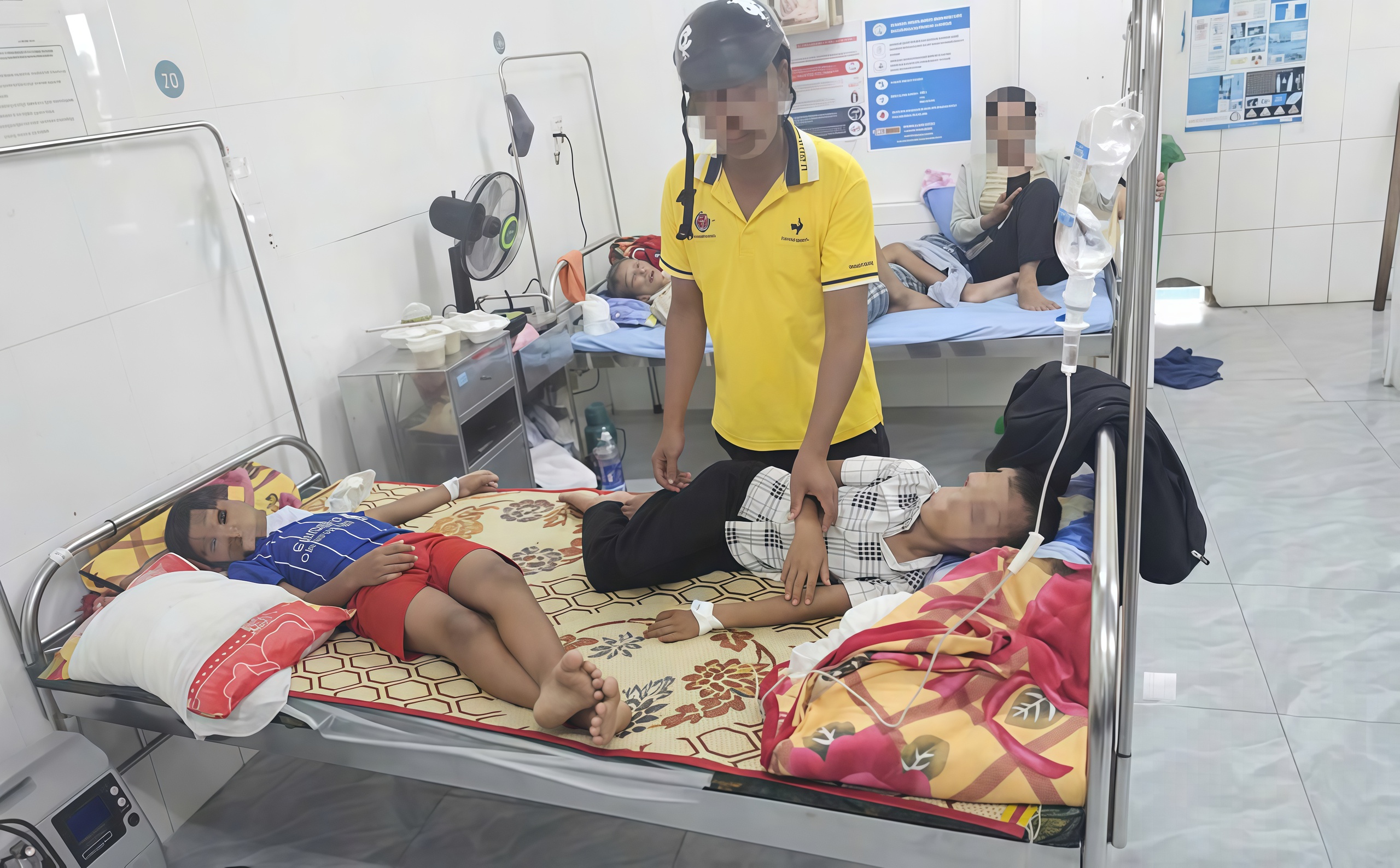 Đang làm rõ "bữa sáng bất thường" khiến 40 học sinh nhập viện ở Quảng Trị - Ảnh 1.